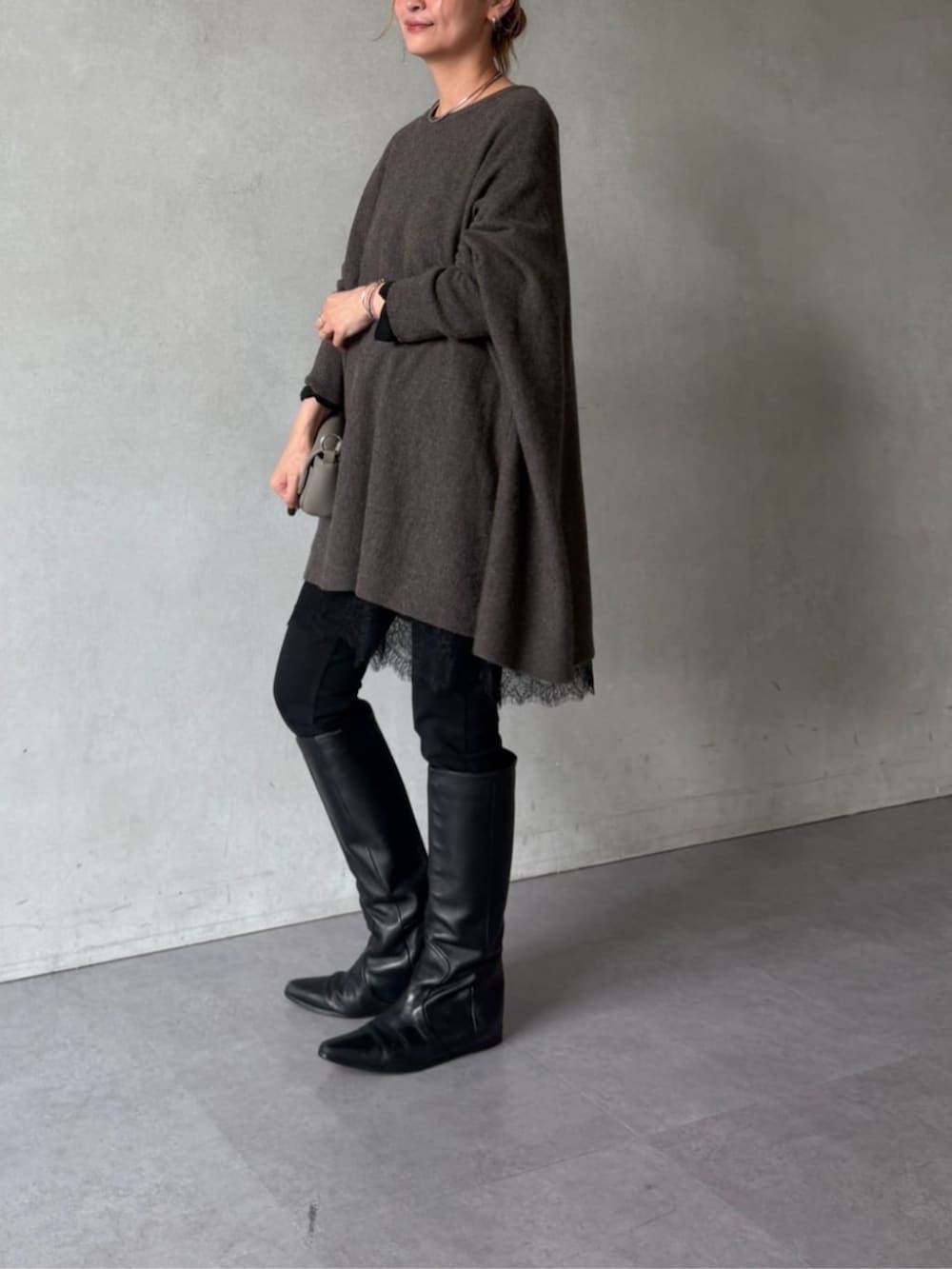 ブラック系のその他パンツ、グレー系のトートバッグ、ブラウン系のニット/セーターを着用したレディースの秋コーディネートの3枚目の写真