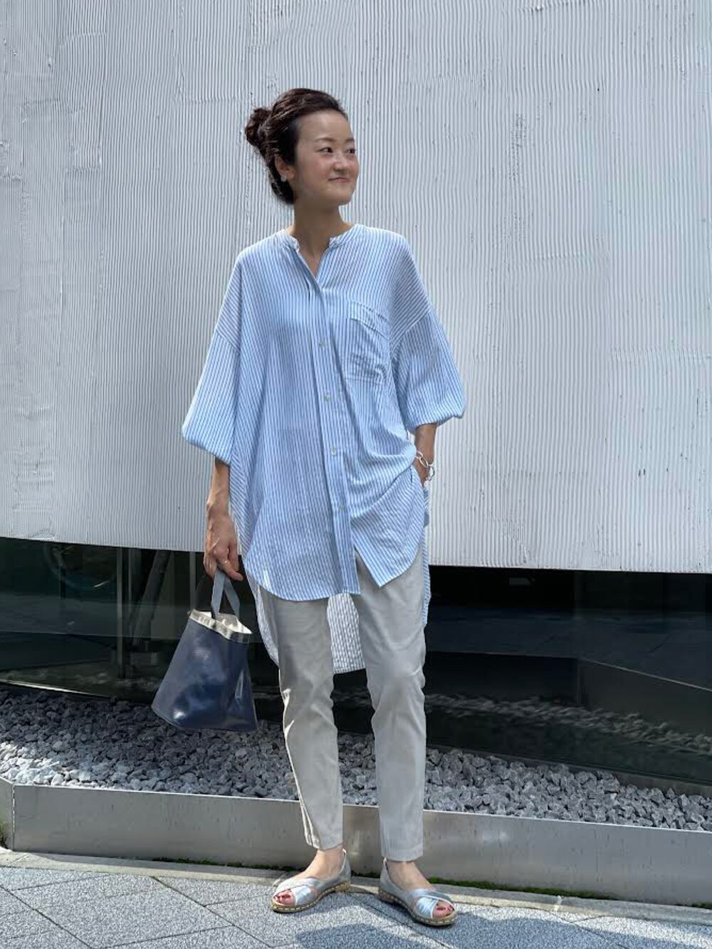 ブルー系のシャツ/ブラウス、ベージュ系のその他パンツを着用したレディースの夏コーディネートの2枚目の写真