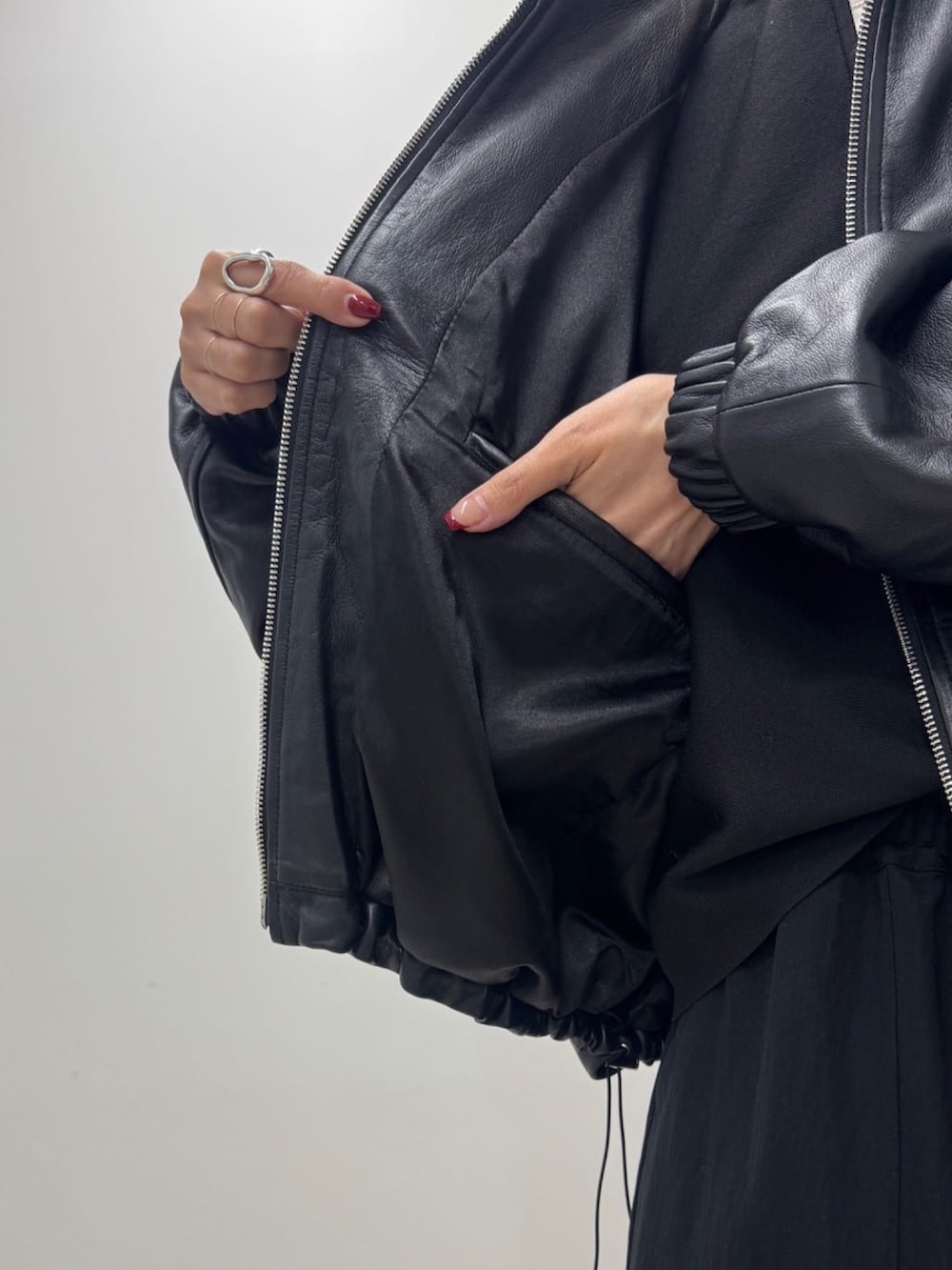 ブラック系のブルゾン、ブラック系のその他パンツを着用したレディースの冬コーディネートの4枚目の写真