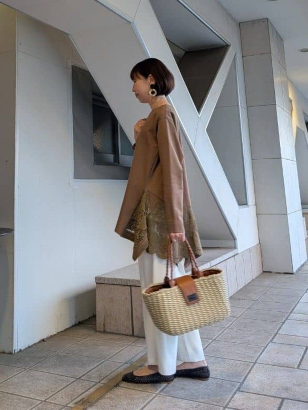 ホワイト系のその他パンツ、ブラウン系のTシャツ/カットソーを着用したレディースの冬コーディネートの2枚目の写真