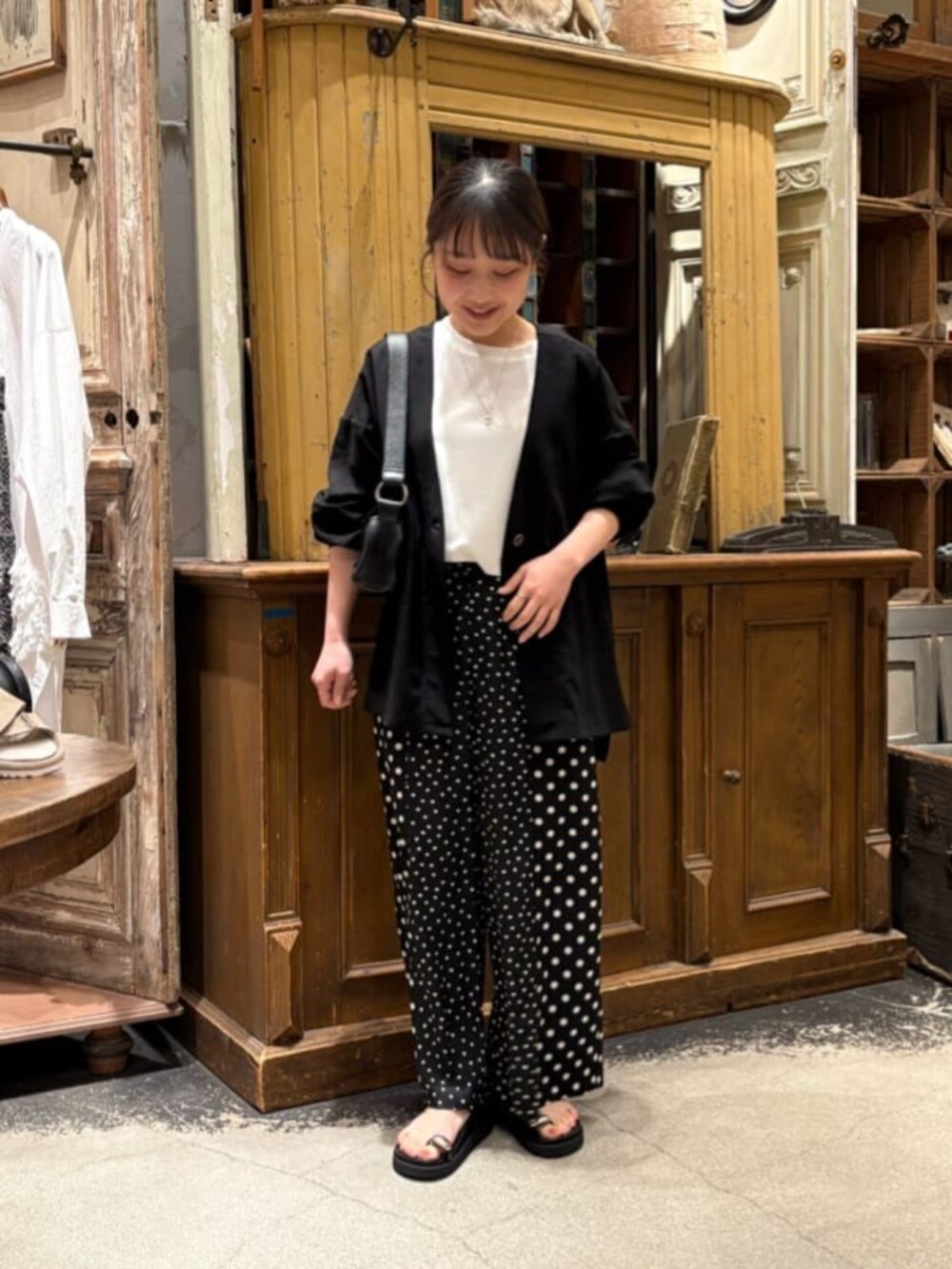 ブラック系のその他パンツ、ブラック系のその他アウター、ブラック系のサンダルを着用したレディースの春コーディネートの3枚目の写真
