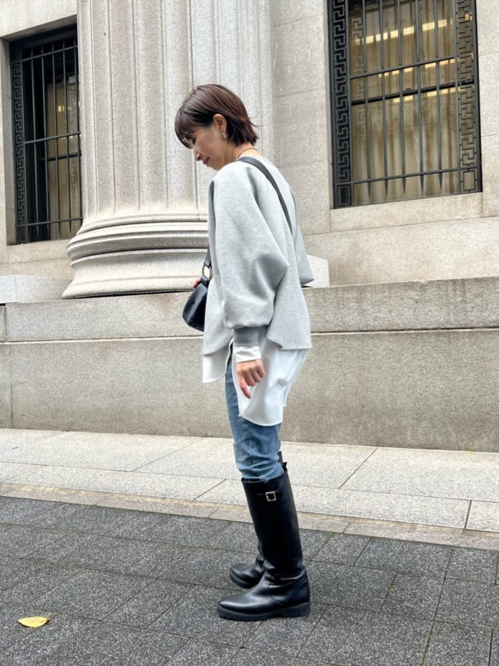 ホワイト系のシャツ/ブラウス、グレー系のTシャツ/カットソー、ブラック系のショルダーバッグを着用したレディースの冬コーディネートの6枚目の写真