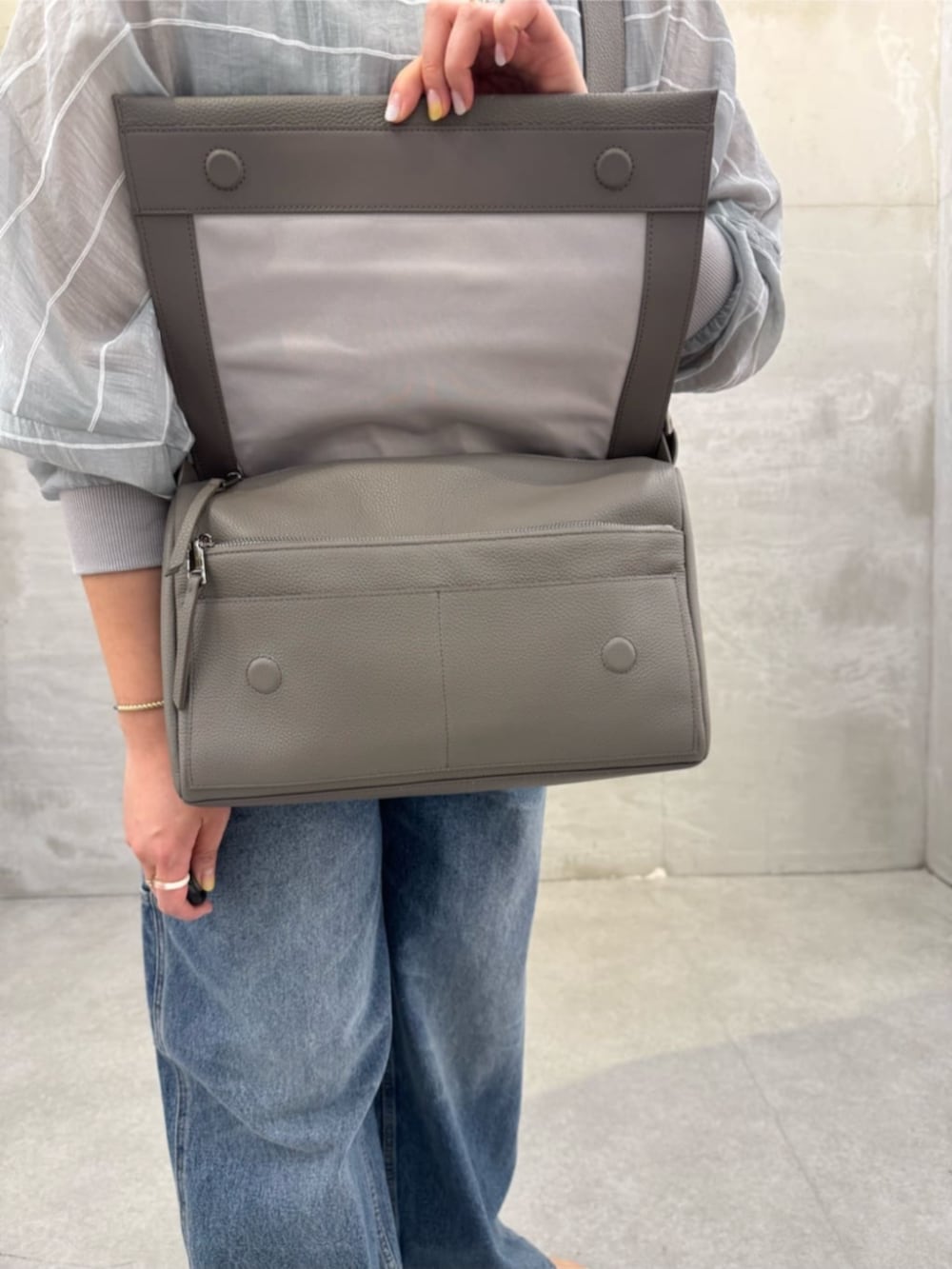 ブルー系のその他パンツ、ホワイト系のサンダル、グレー系のシャツ/ブラウスを着用したレディースの春コーディネートの10枚目の写真