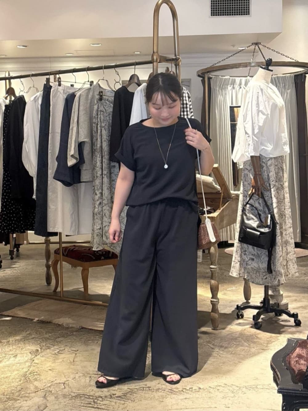 ブルー系のシャツ/ブラウス、ブルー系のその他パンツを着用したレディースの春コーディネートの2枚目の写真