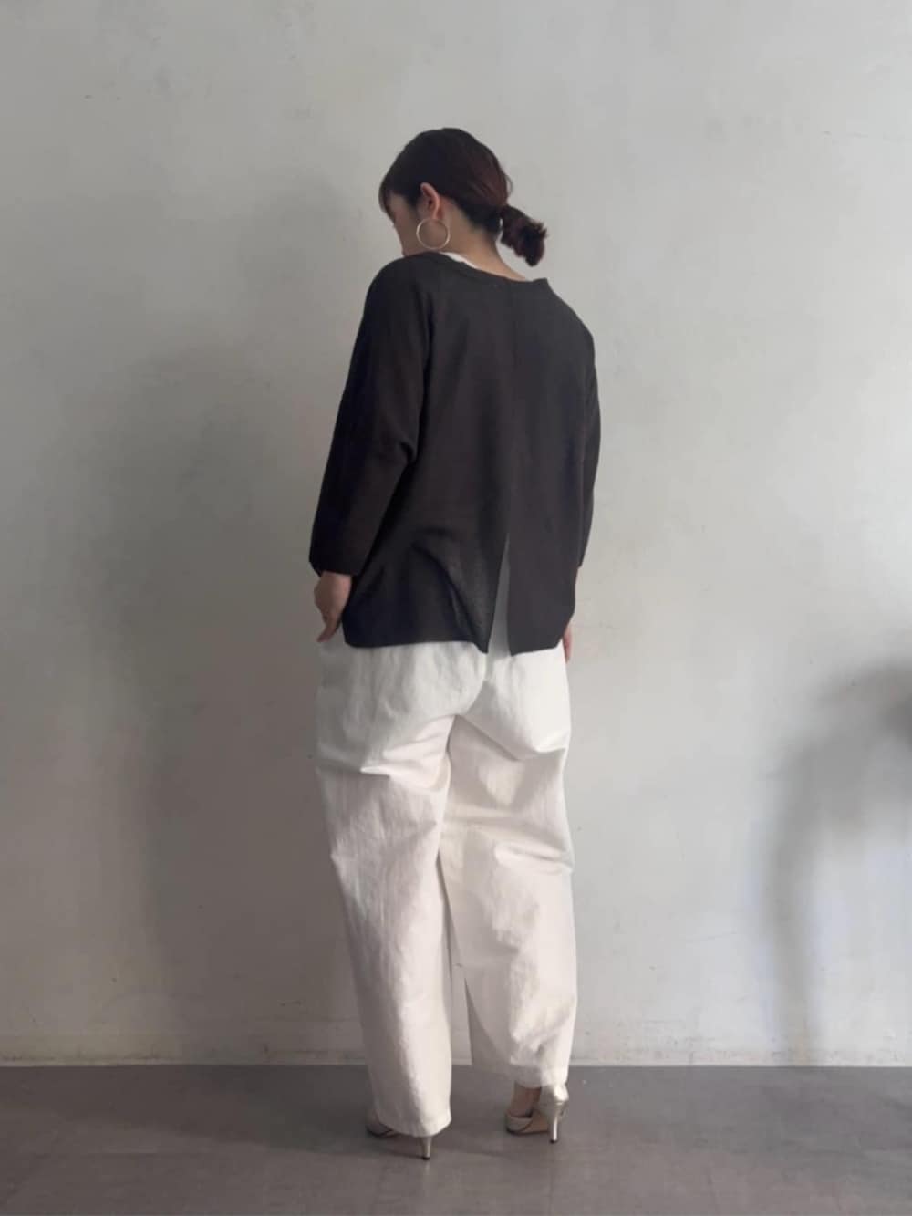 ホワイト系のタンクトップ、グレー系のカーディガン/ボレロ、ホワイト系のその他パンツを着用したレディースの春コーディネートの3枚目の写真