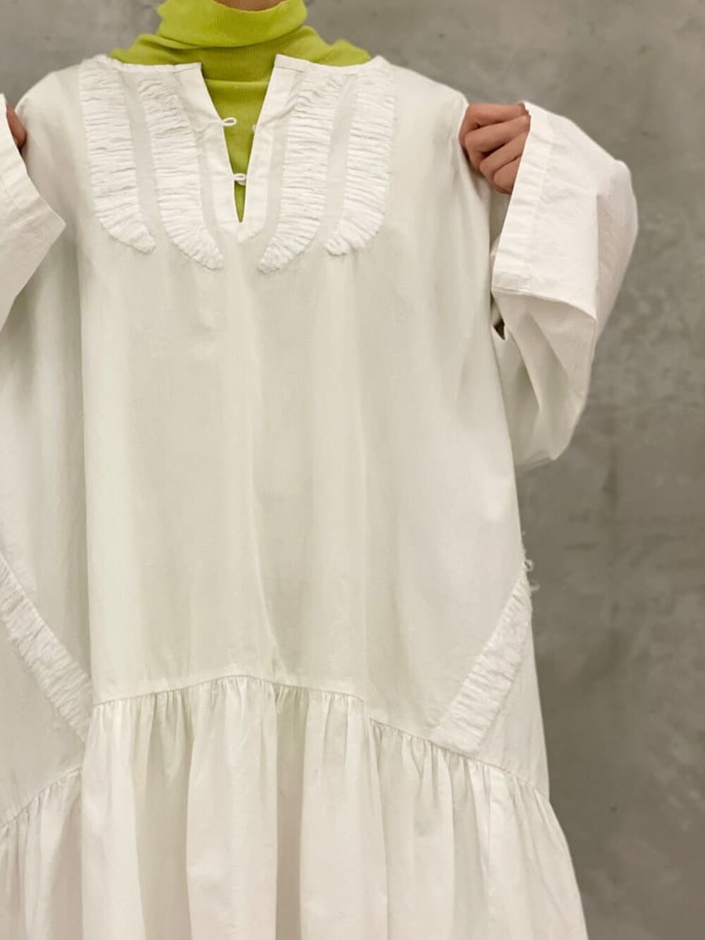 イエロー系のTシャツ/カットソー、ホワイト系のシャツ/ブラウス、ホワイト系のその他パンツを着用したレディースの冬コーディネートの2枚目の写真