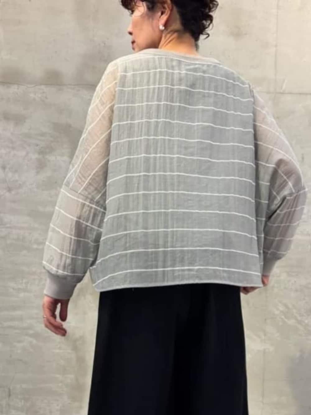 ブラック系のその他パンツ、グレー系のシャツ/ブラウスを着用したレディースの春コーディネートの10枚目の写真