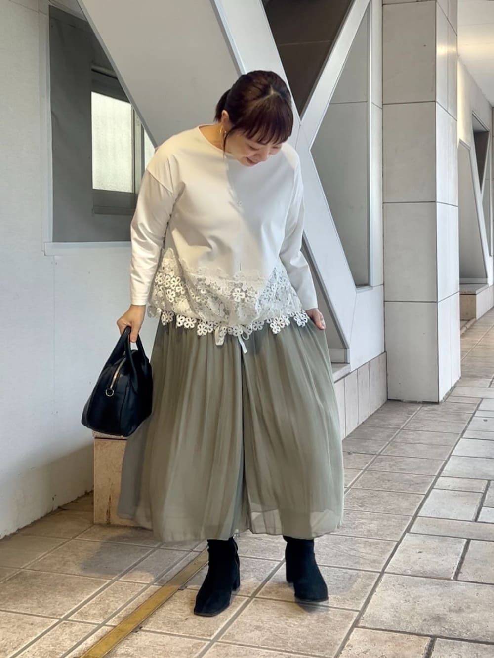 グリーン系のその他パンツ、ホワイト系のTシャツ/カットソーを着用したレディースの冬コーディネートの5枚目の写真