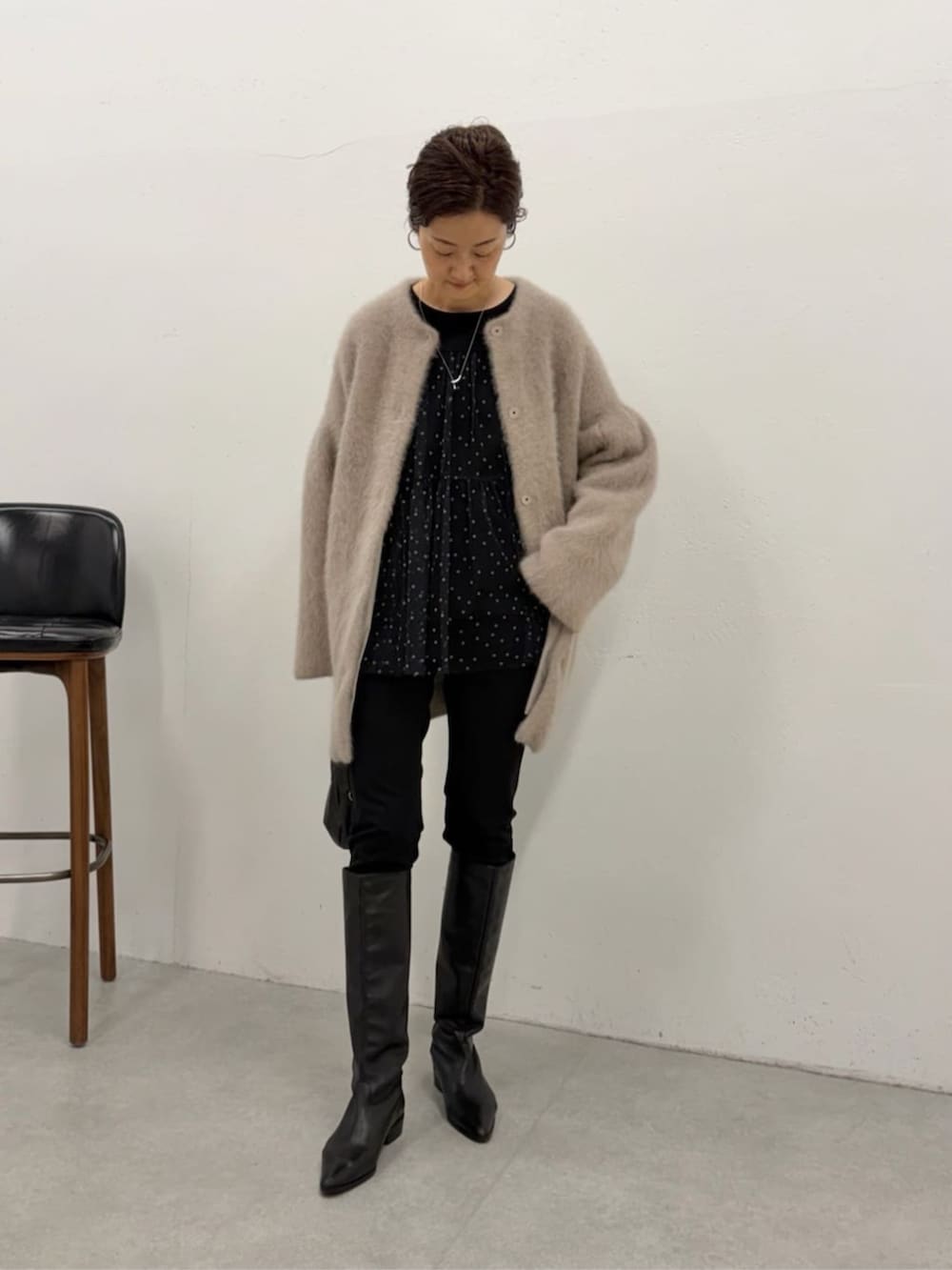 ブラウン系のその他アウター、ブラック系のTシャツ/カットソー、ブラック系のトートバッグを着用したレディースの夏コーディネートの4枚目の写真