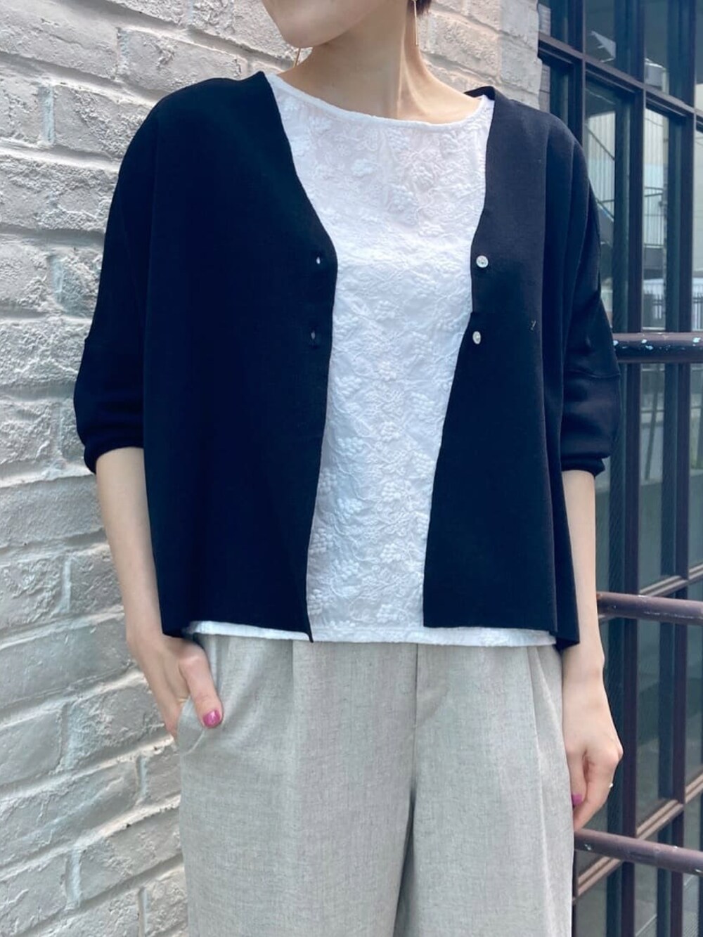 ブラック系のカーディガン/ボレロ、ホワイト系のTシャツ/カットソー、ベージュ系のその他パンツを着用したレディースの春コーディネートの3枚目の写真