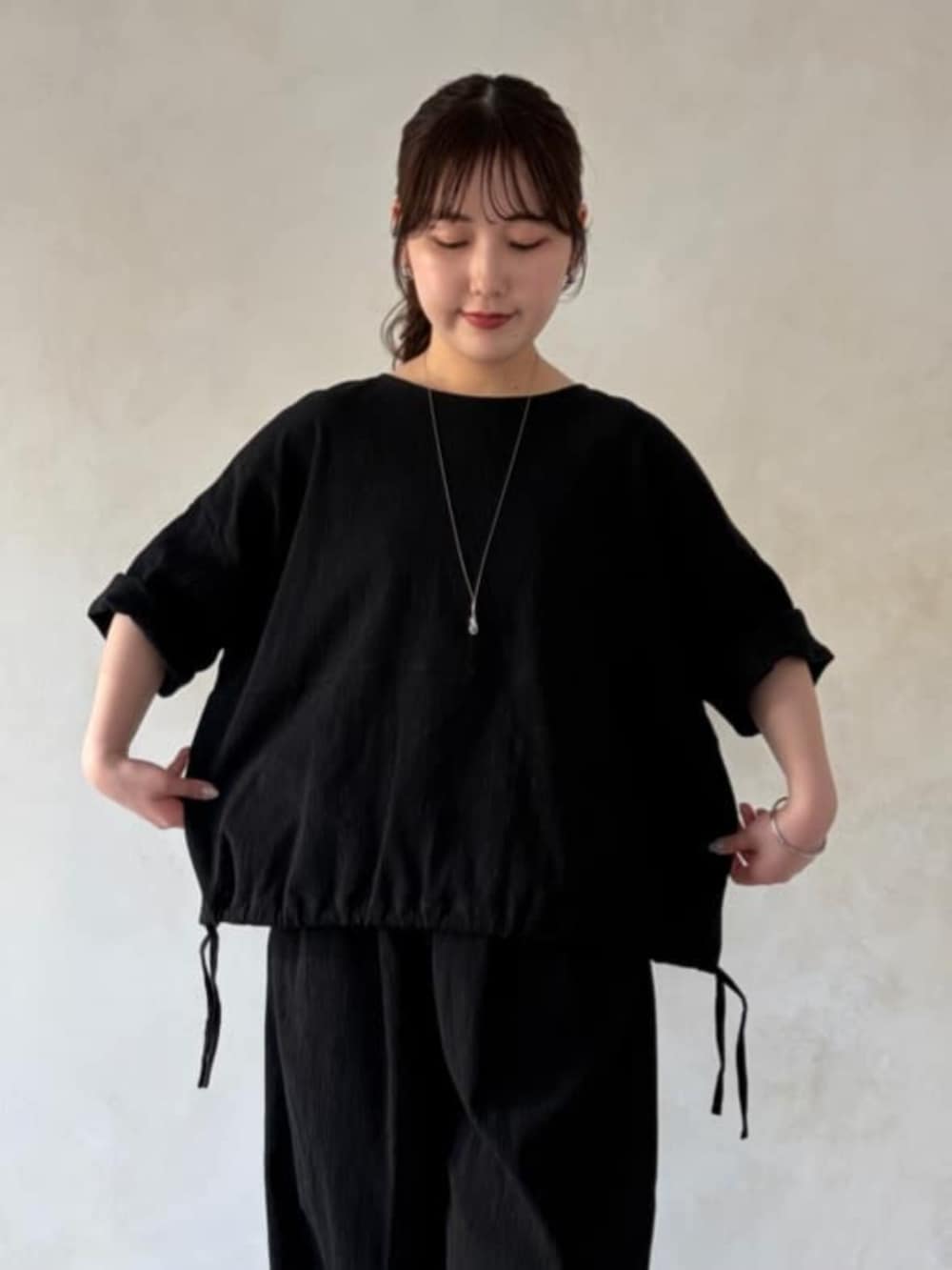 ブラック系のサンダル、ベージュ系のショルダーバッグ、ブラック系のその他パンツを着用したレディースの春コーディネートの4枚目の写真