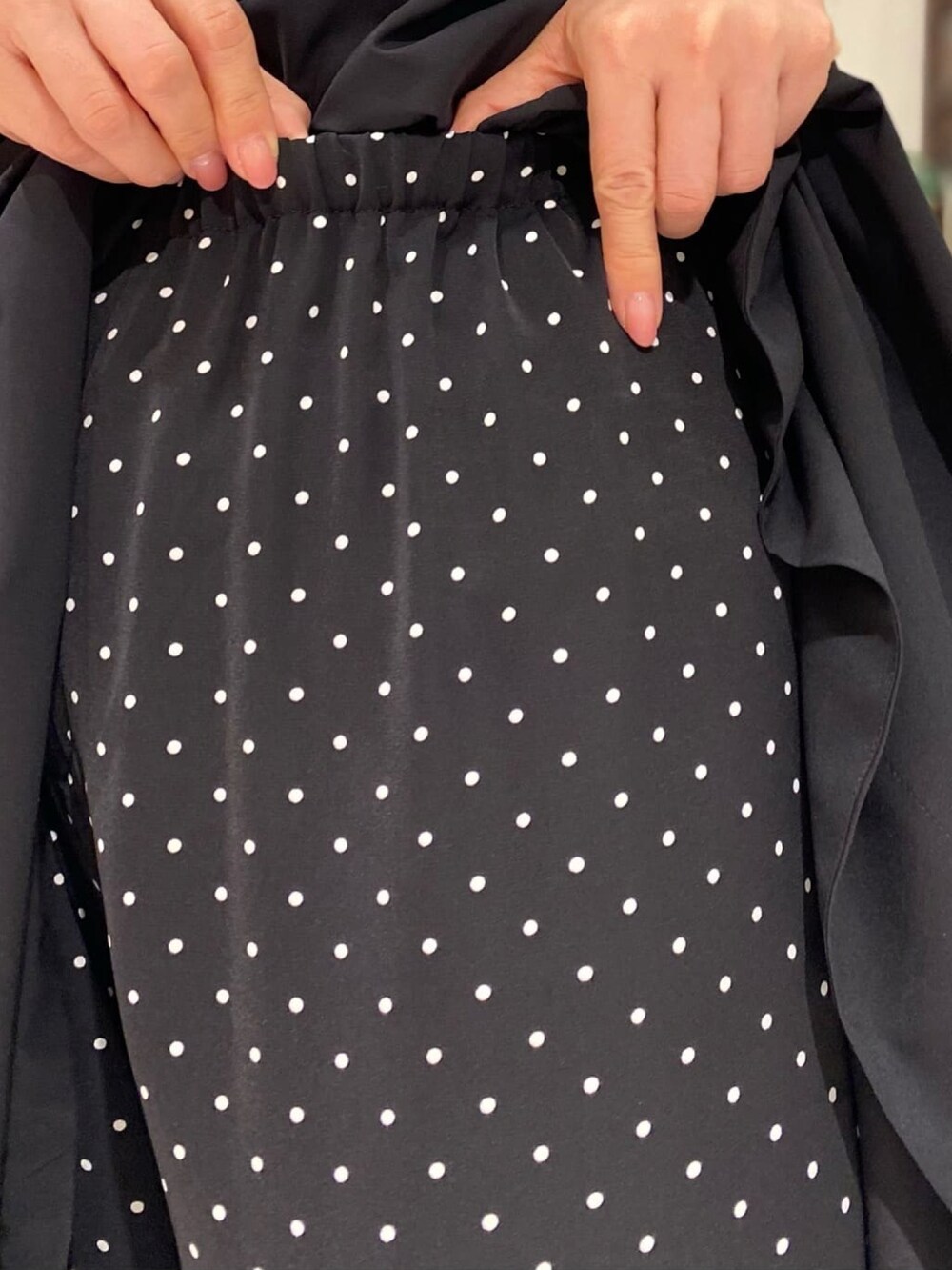 ブラック系のワンピース、ホワイト系のショルダーバッグ、ブラック系のその他パンツを着用したレディースの夏コーディネートの4枚目の写真