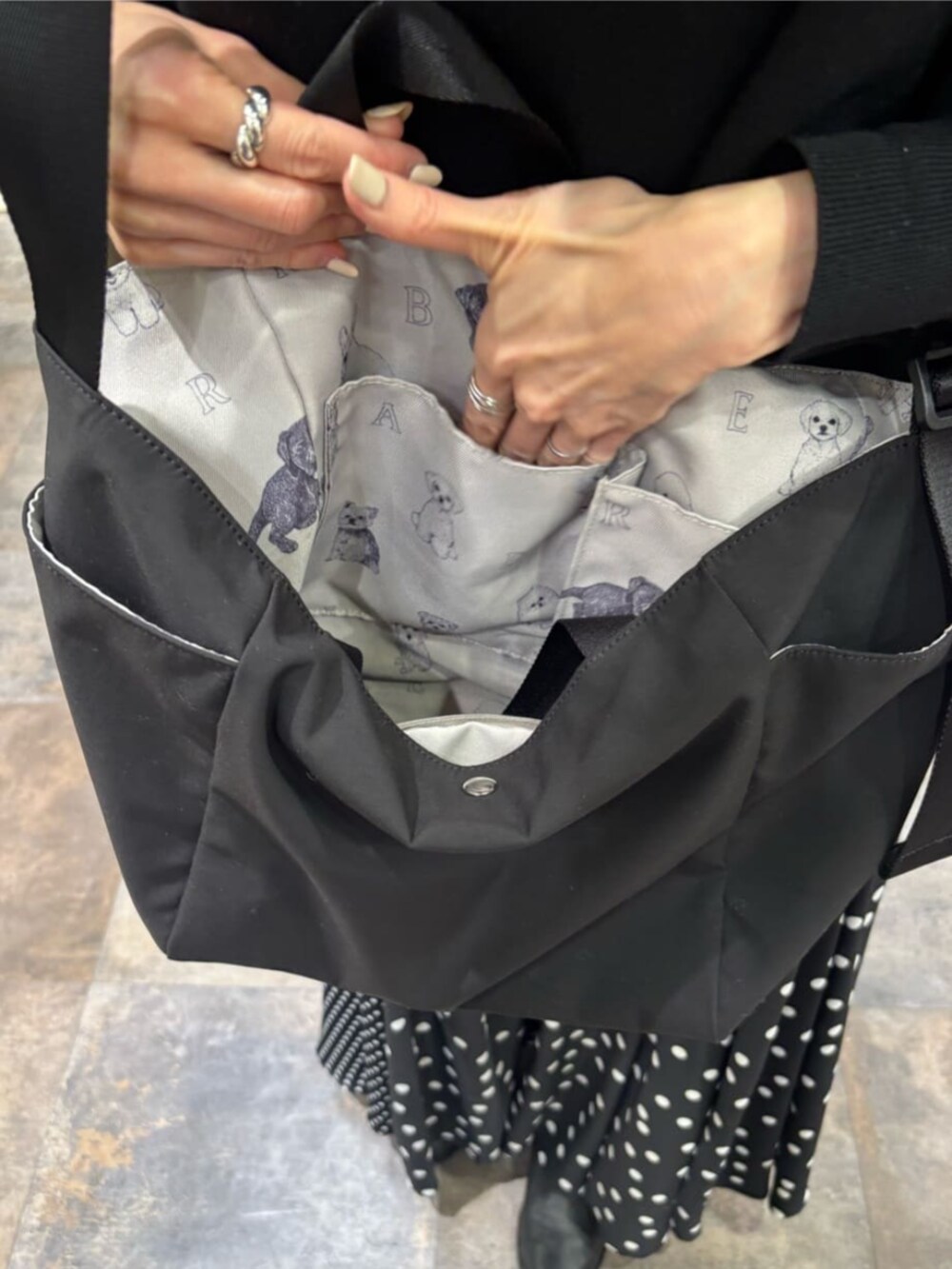 ブラック系のトートバッグを着用したレディースの冬コーディネートの8枚目の写真