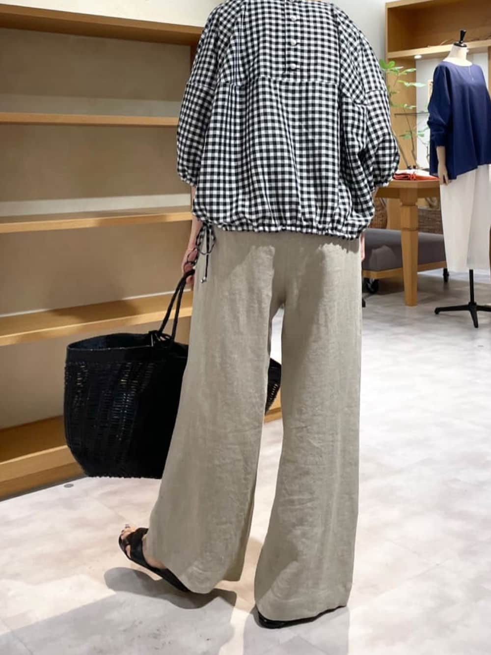 ホワイト系のシャツ/ブラウス、ベージュ系のその他パンツ、ブラック系のサンダルを着用したレディースの夏コーディネートの3枚目の写真