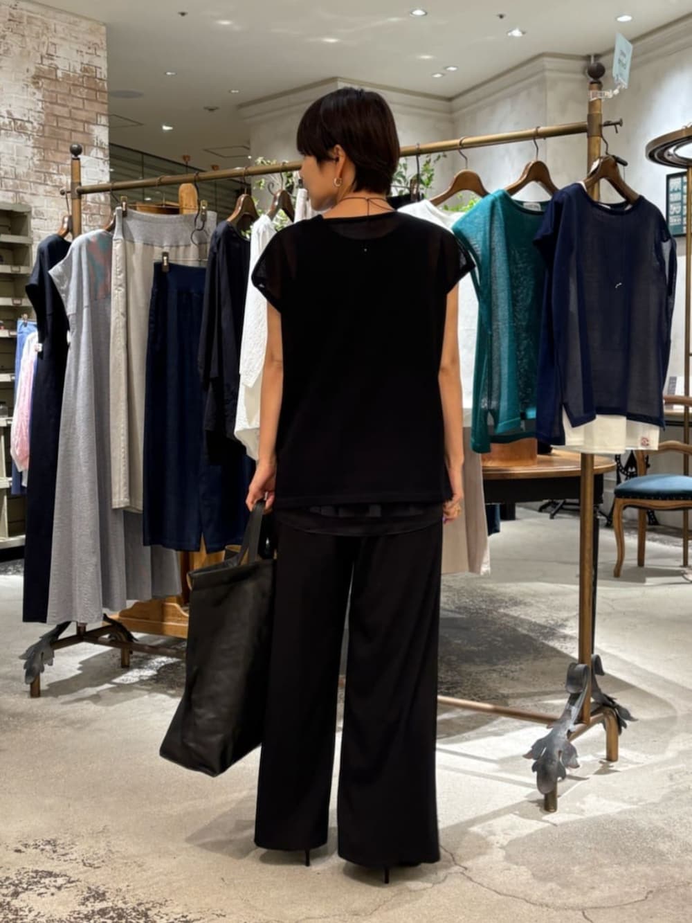 ブラック系のその他パンツ、ブラック系のニット/セーターを着用したレディースの夏コーディネートの3枚目の写真