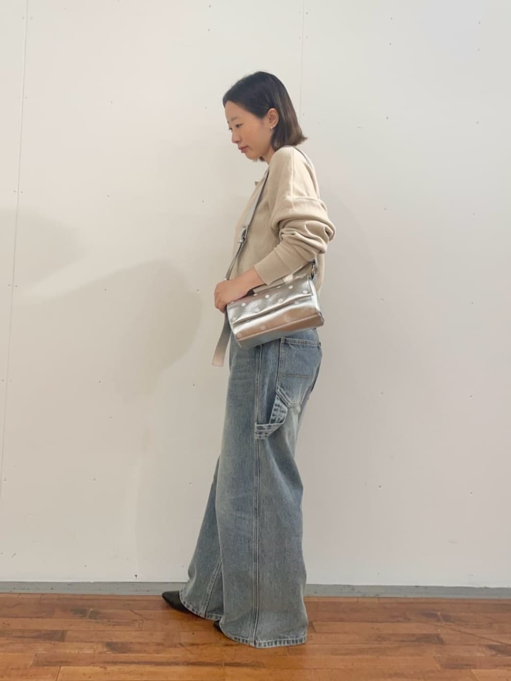 ブルー系のデニムパンツ、ベージュ系のカーディガン/ボレロを着用したレディースの夏コーディネートの4枚目の写真