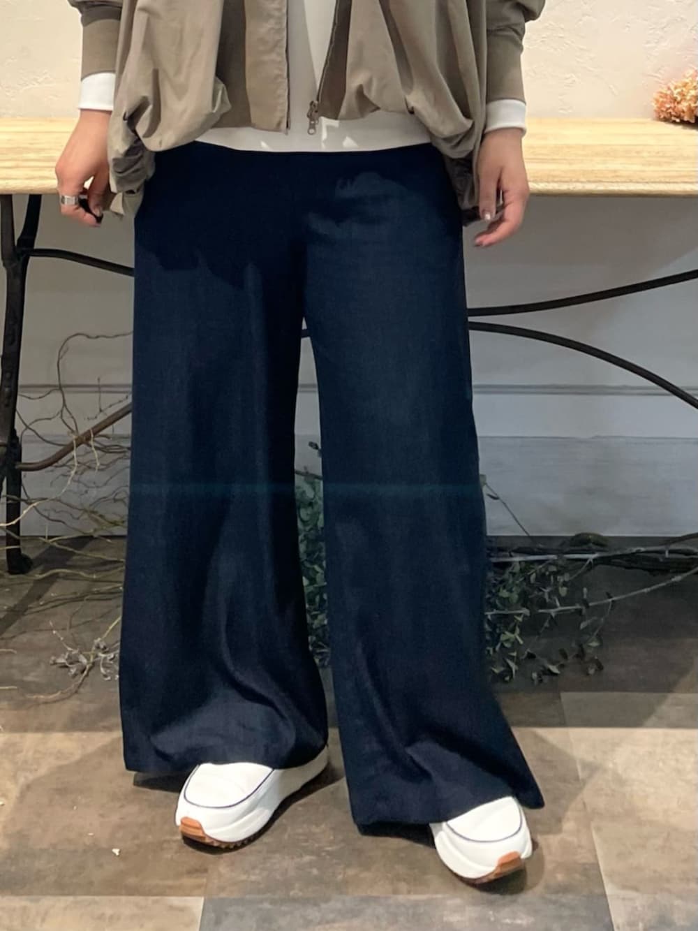 ブルー系のその他パンツ、ホワイト系のTシャツ/カットソー、ブラック系のトートバッグを着用したレディースの春コーディネートの7枚目の写真