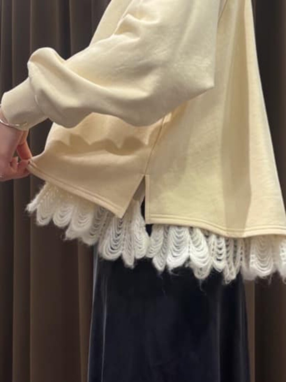 ブラック系のスカート、グレー系のハンドバッグ、ホワイト系のTシャツ/カットソーを着用したレディースの冬コーディネートの7枚目の写真