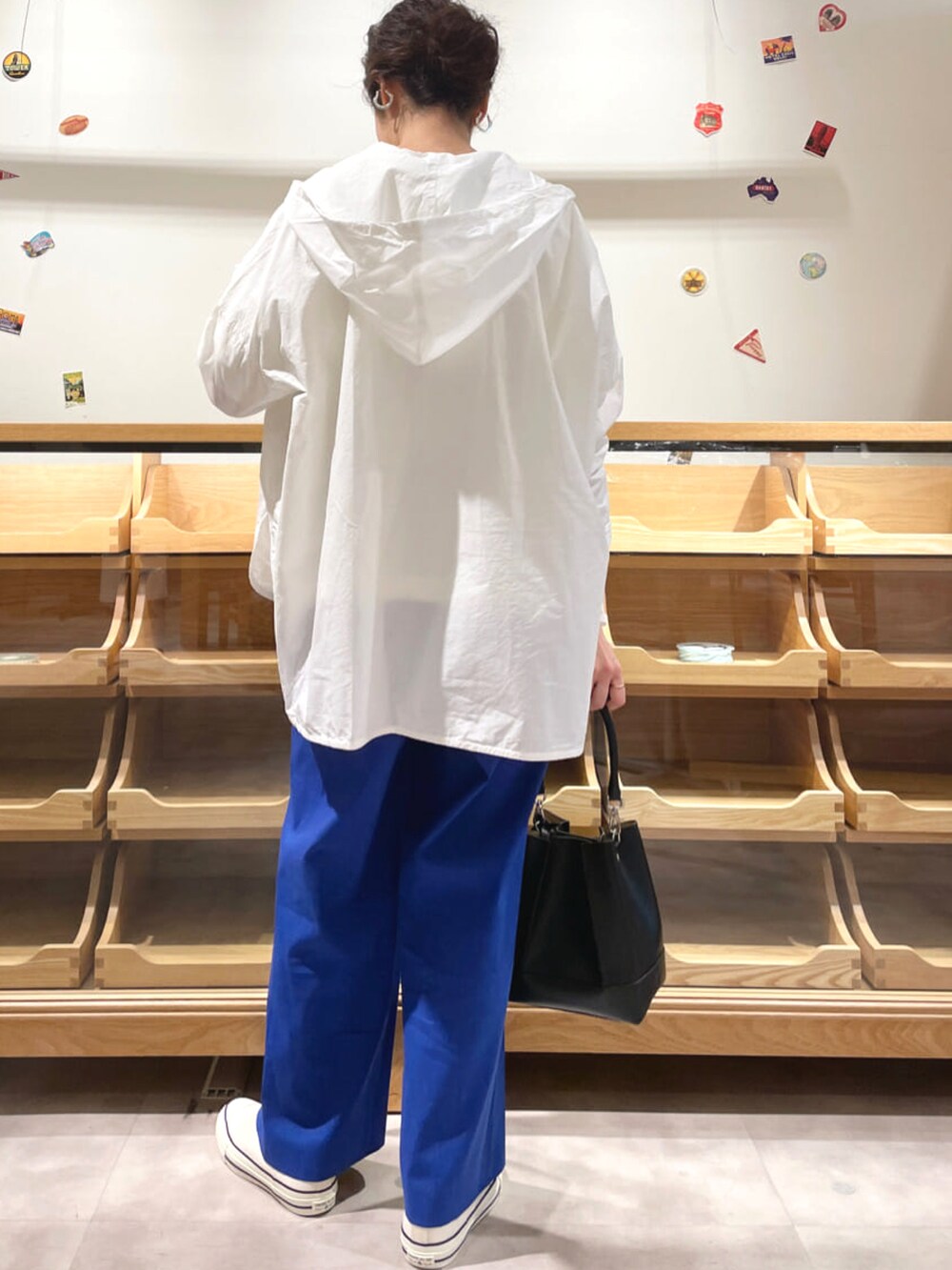 ブルー系のその他パンツ、ホワイト系のパーカー、ホワイト系のニット/セーターを着用したレディースの春コーディネートの3枚目の写真