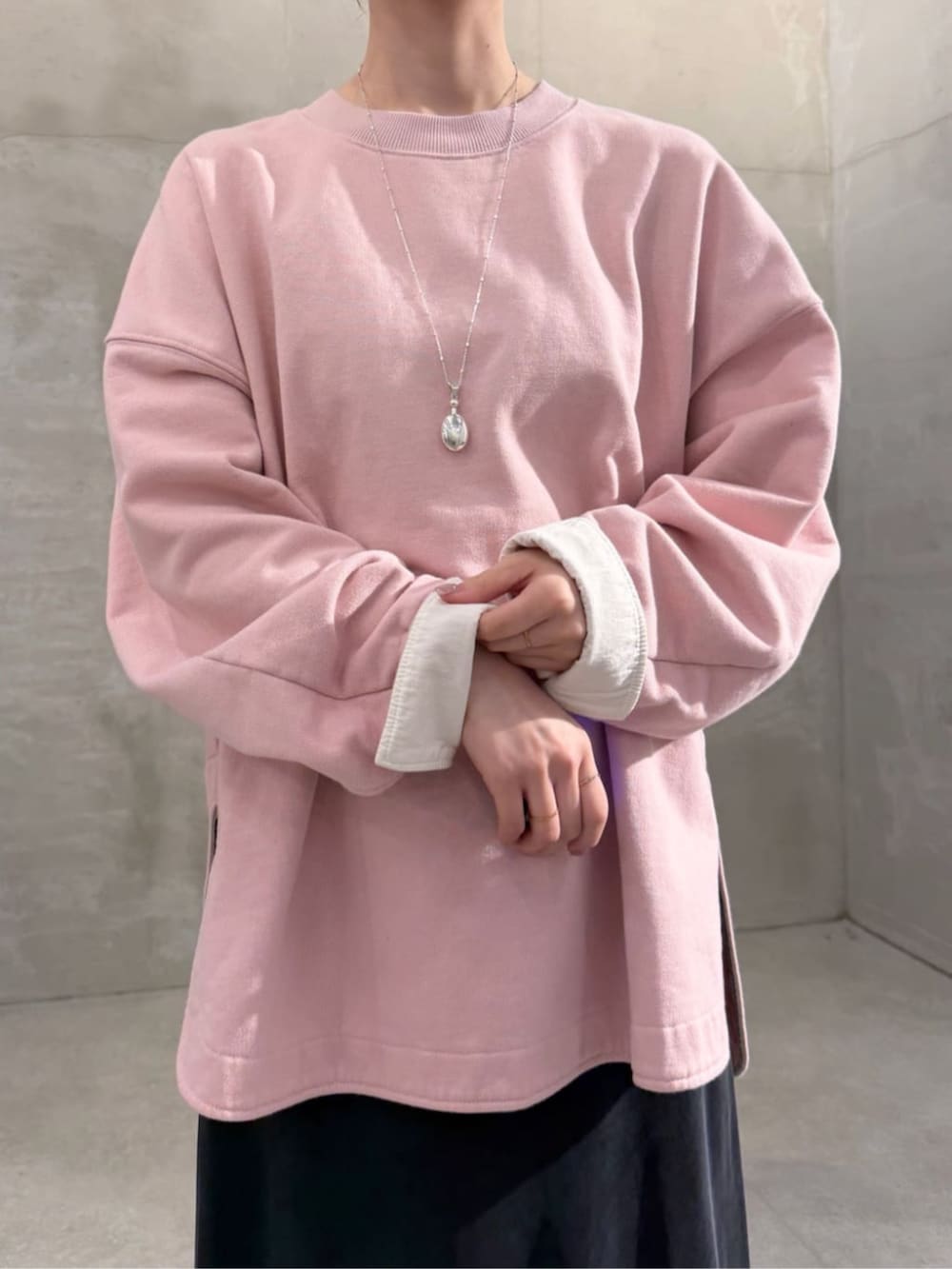 ブラック系のスカート、ピンク系のTシャツ/カットソーを着用したレディースの冬コーディネートの5枚目の写真