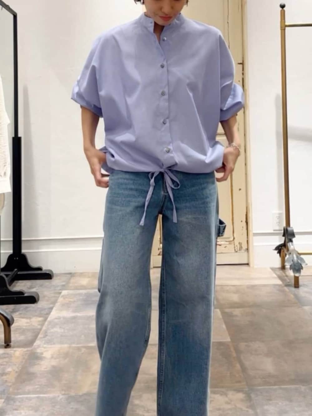 ブラック系のトートバッグ、ブルー系のその他パンツ、ブルー系のシャツ/ブラウスを着用したレディースの冬コーディネートの9枚目の写真