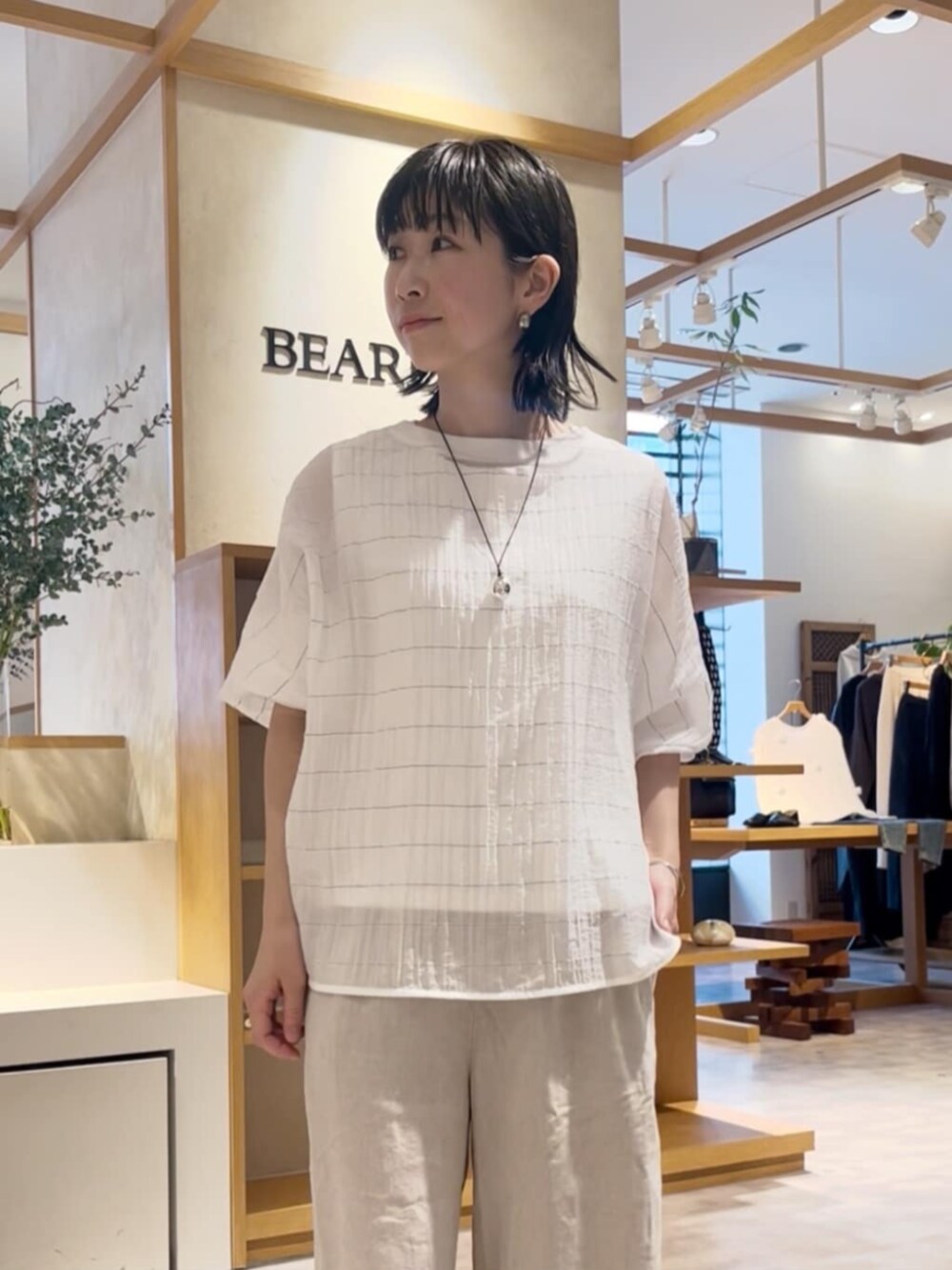 ベージュ系のその他パンツ、ホワイト系のシャツ/ブラウスを着用したレディースの春コーディネートの6枚目の写真