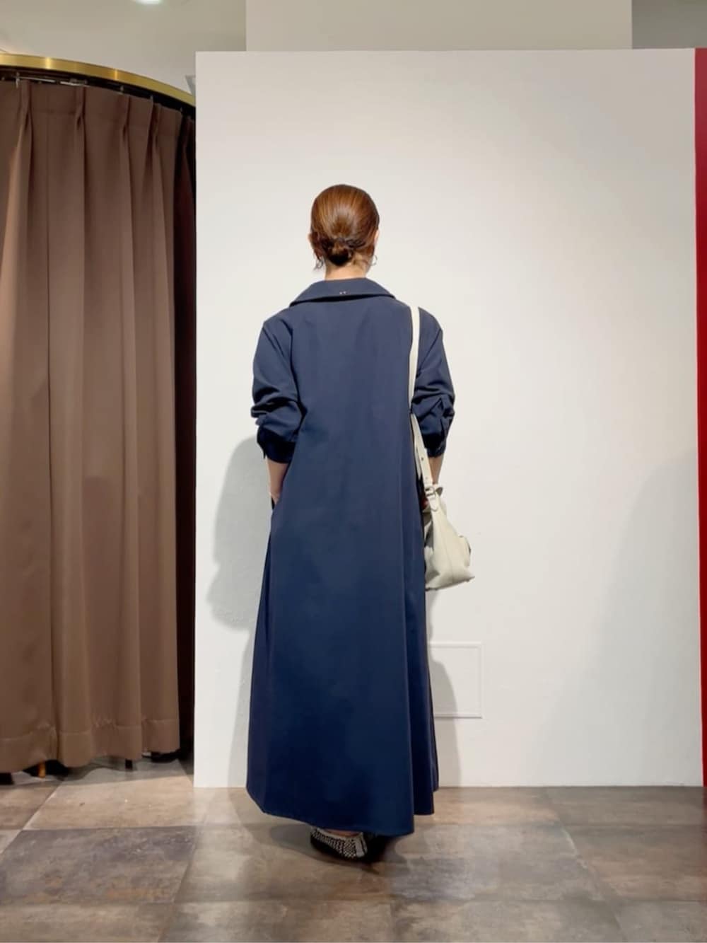 ホワイト系のトートバッグ、ブルー系のワンピースを着用したレディースの春コーディネートの5枚目の写真