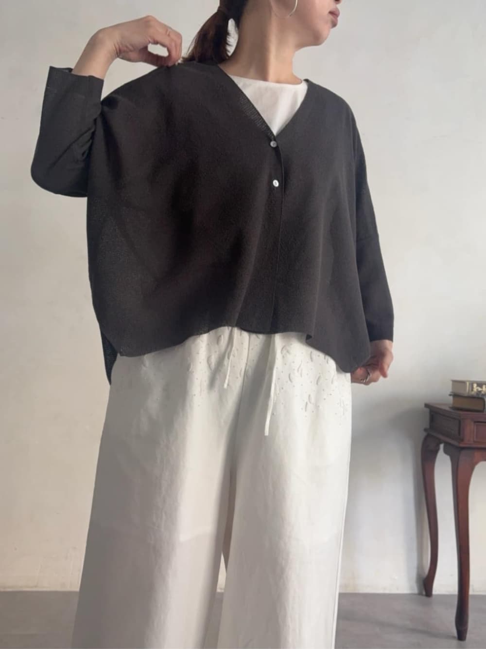 ホワイト系のタンクトップ、グレー系のカーディガン/ボレロ、ホワイト系のその他パンツを着用したレディースの春コーディネートの4枚目の写真