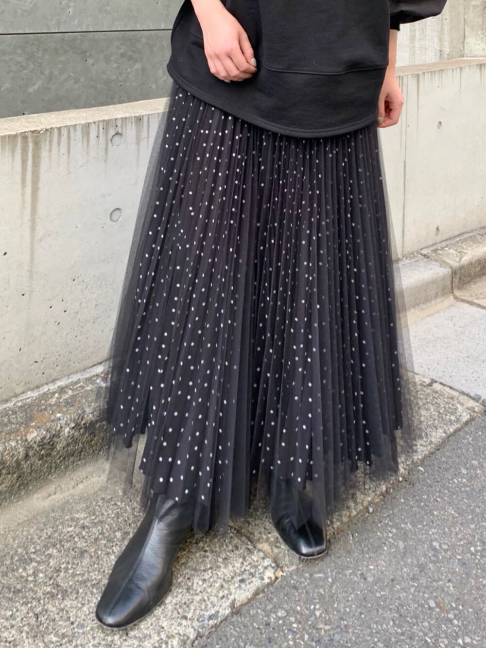 ブラック系のTシャツ/カットソー、ブラック系のスカート、ブラック系のその他小物を着用したレディースの夏コーディネートの3枚目の写真