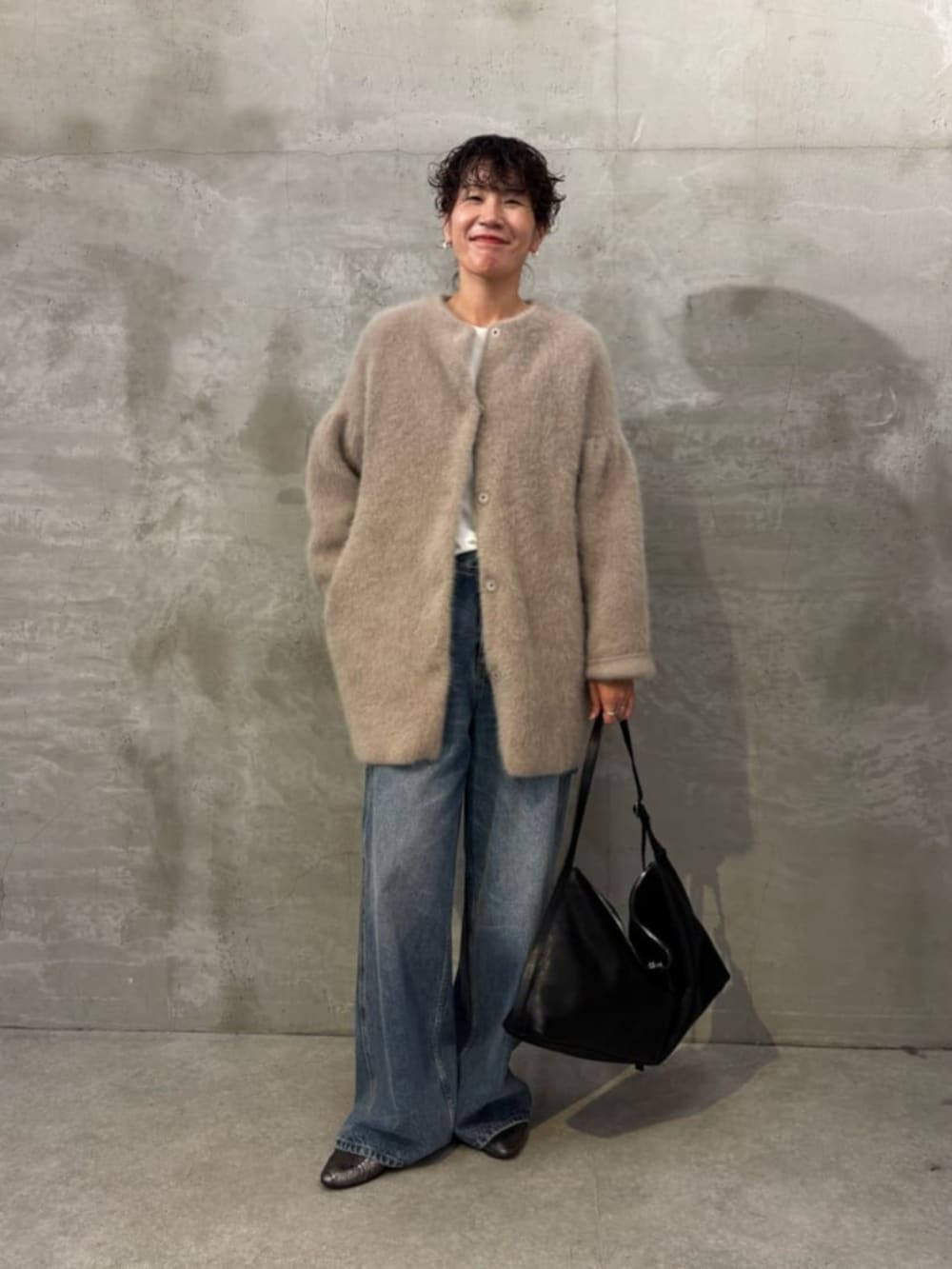 ブルー系のその他パンツ、ブラウン系のその他アウター、ブラック系のショルダーバッグを着用したレディースの夏コーディネートの7枚目の写真
