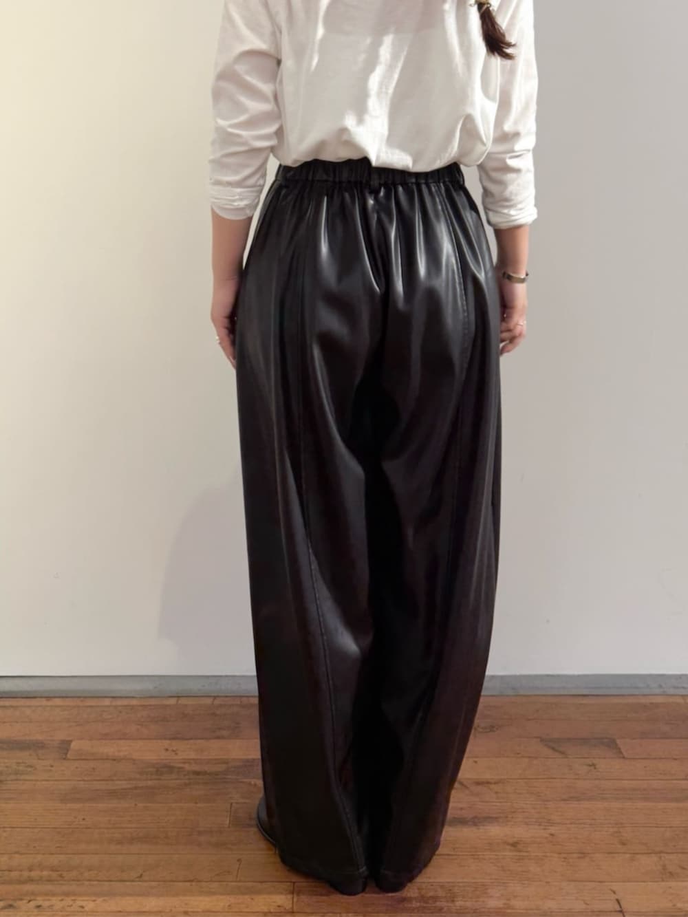 ブラック系のその他パンツ、ブラック系のその他アウターを着用したレディースの秋コーディネートの6枚目の写真