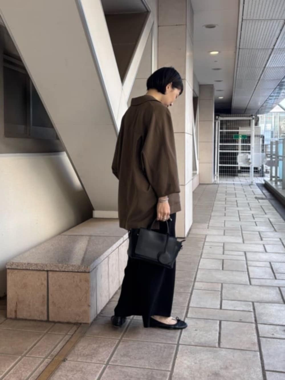 ブラック系のその他パンツ、ブラック系のハンドバッグ、ブラウン系のテーラードジャケットを着用したレディースの春コーディネートの4枚目の写真