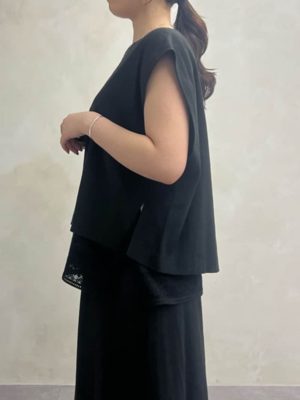 グレー系のボストンバッグ、ブラック系のシャツ/ブラウス、ブラック系のその他パンツを着用したレディースの春コーディネートの7枚目の写真