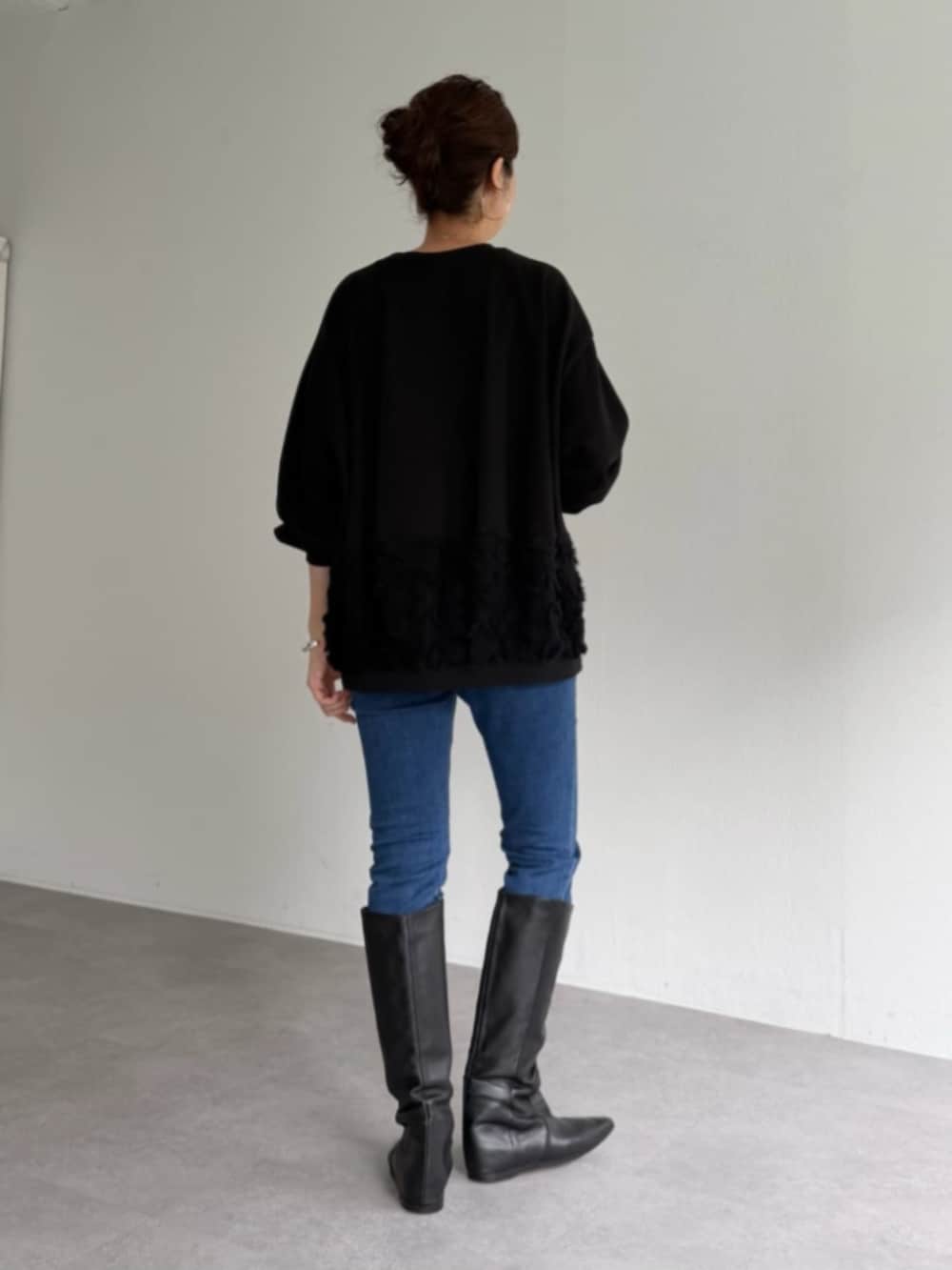 ブルー系のデニムパンツ、ブラック系のTシャツ/カットソーを着用したレディースの秋コーディネートの2枚目の写真