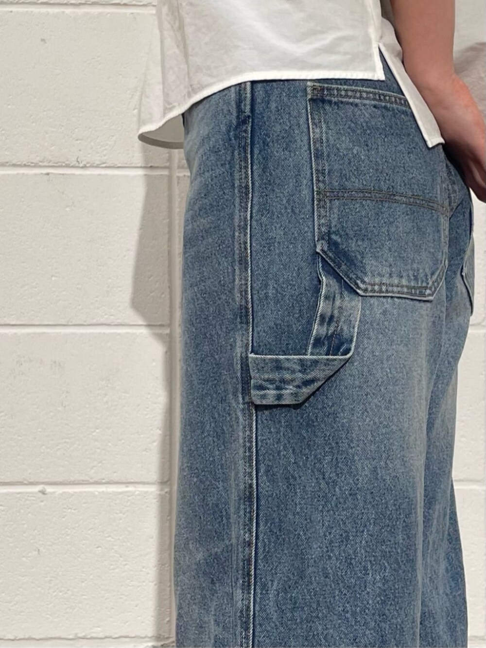ブルー系のその他パンツ、ホワイト系のシャツ/ブラウスを着用したレディースの夏コーディネートの8枚目の写真