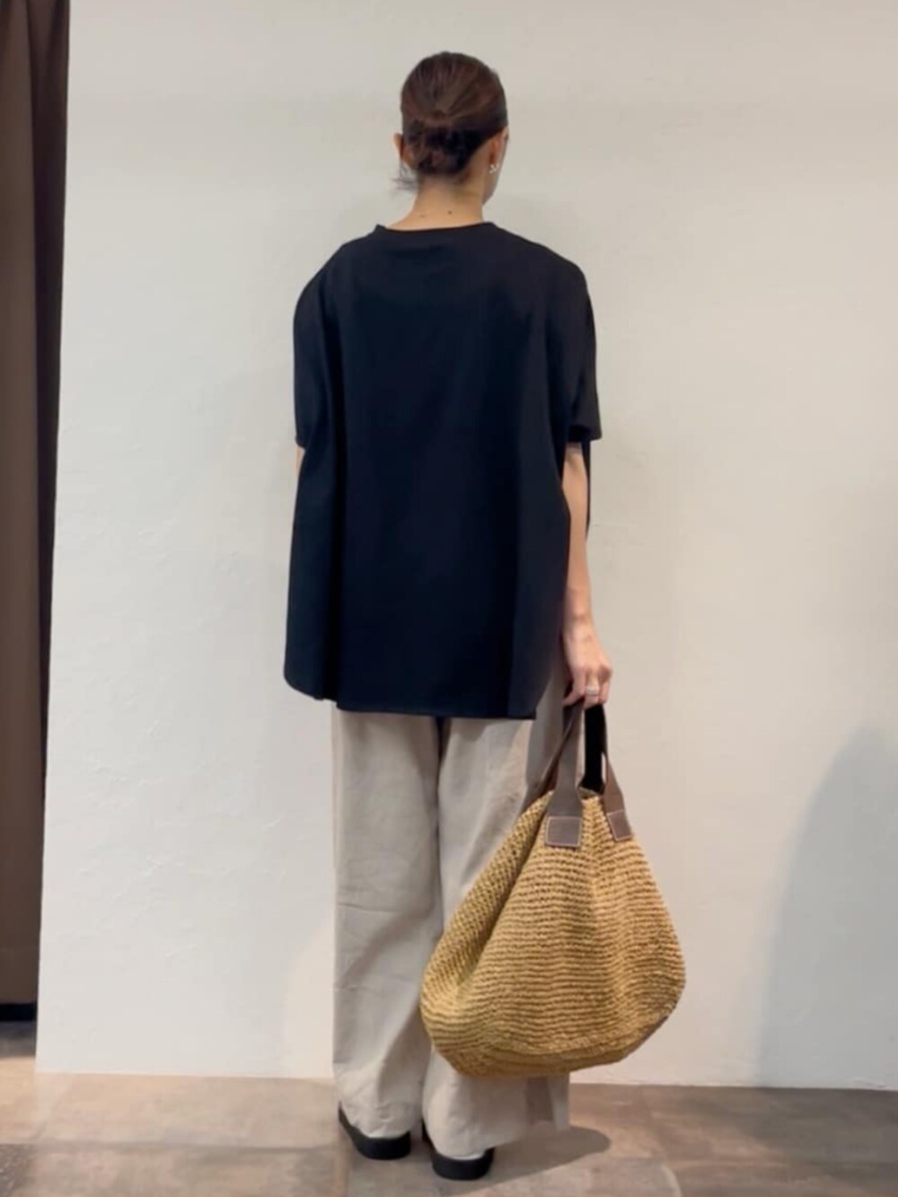 グレー系のその他パンツ、ブラック系のTシャツ/カットソーを着用したレディースの夏コーディネートの4枚目の写真