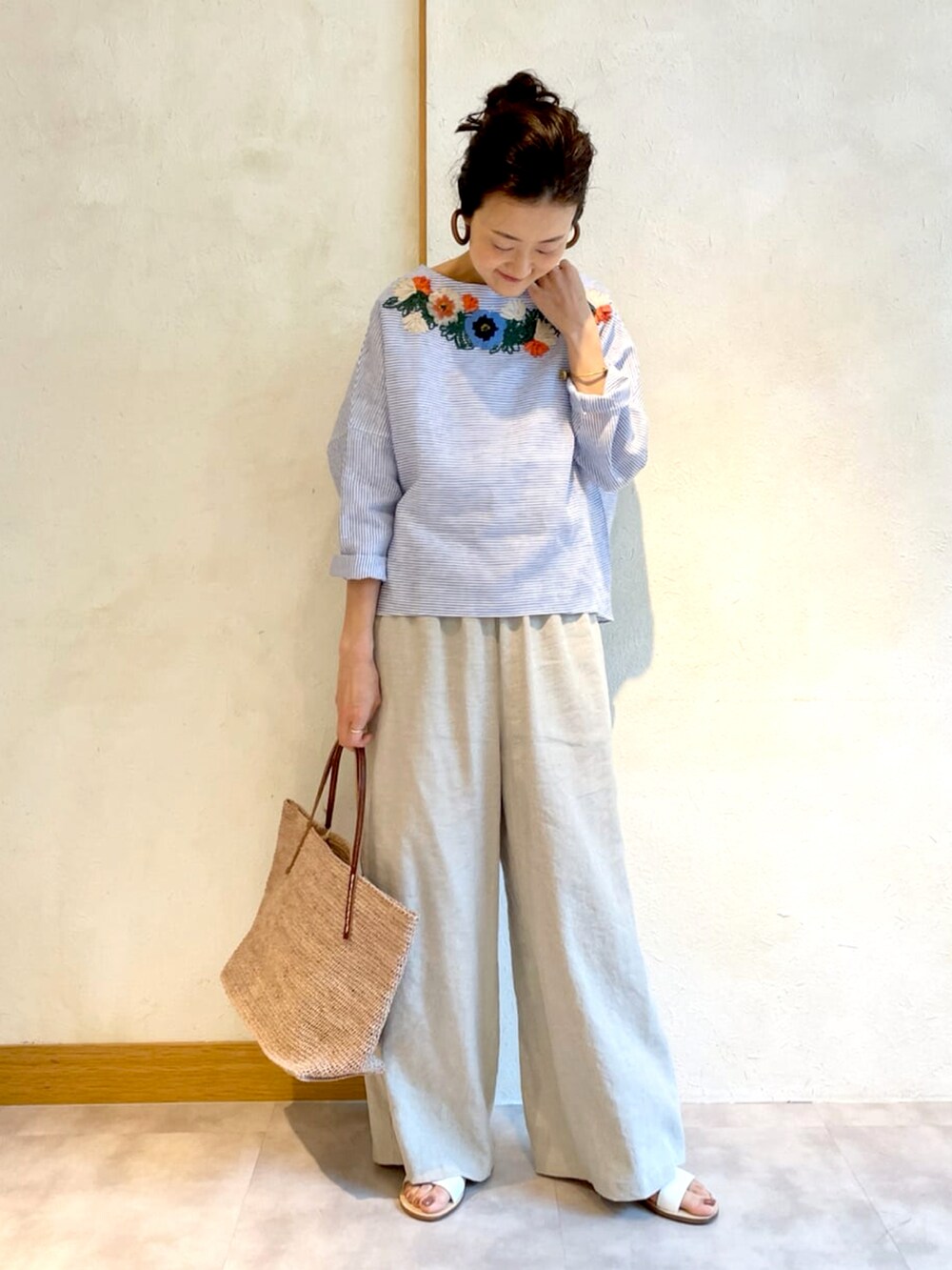 ブルー系のシャツ/ブラウス、ベージュ系のその他パンツ、ベージュ系のかごバッグを着用したレディースの春コーディネートの2枚目の写真