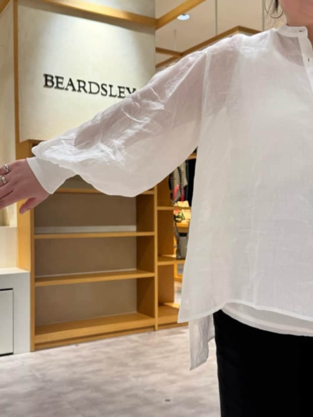 ホワイト系のシャツ/ブラウス、ブラック系のその他パンツ、ホワイト系のシャツ/ブラウスを着用したレディースの春コーディネートの8枚目の写真