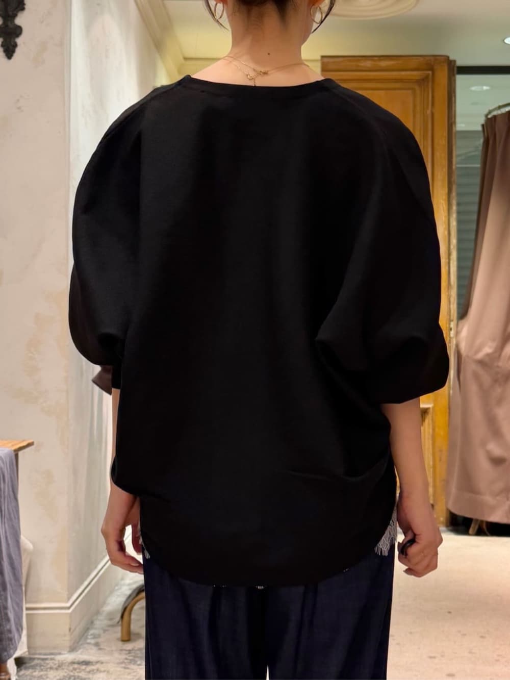 ブラック系のカーディガン/ボレロ、ブルー系のその他パンツ、ホワイト系のタンクトップを着用したレディースの秋コーディネートの5枚目の写真