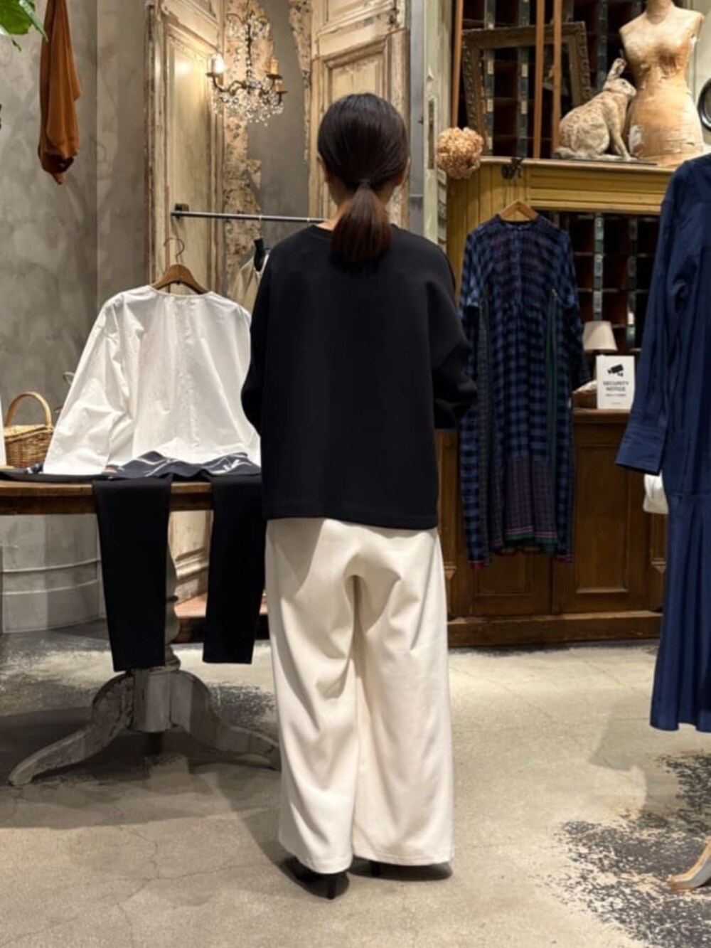 ブラック系のTシャツ/カットソー、ホワイト系のその他パンツを着用したレディースの冬コーディネートの8枚目の写真