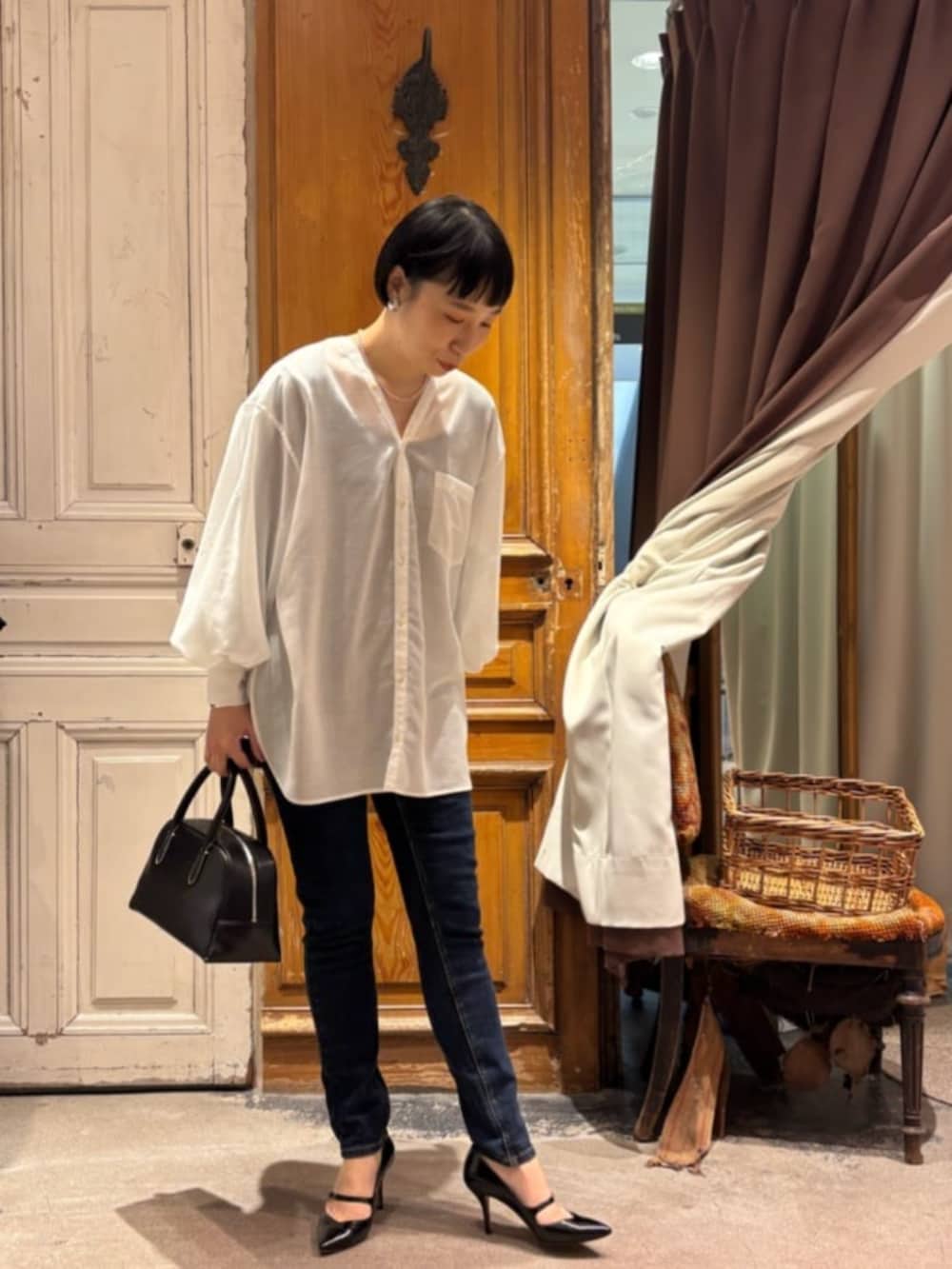 ブルー系のデニムパンツ、ホワイト系のシャツ/ブラウスを着用したレディースの冬コーディネートの3枚目の写真