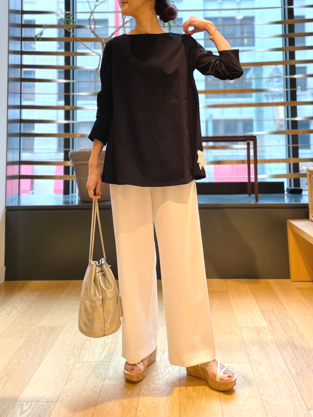 ブラック系のTシャツ/カットソー、ホワイト系のその他パンツ、ホワイト系のその他シューズを着用したレディースの春コーディネートの3枚目の写真