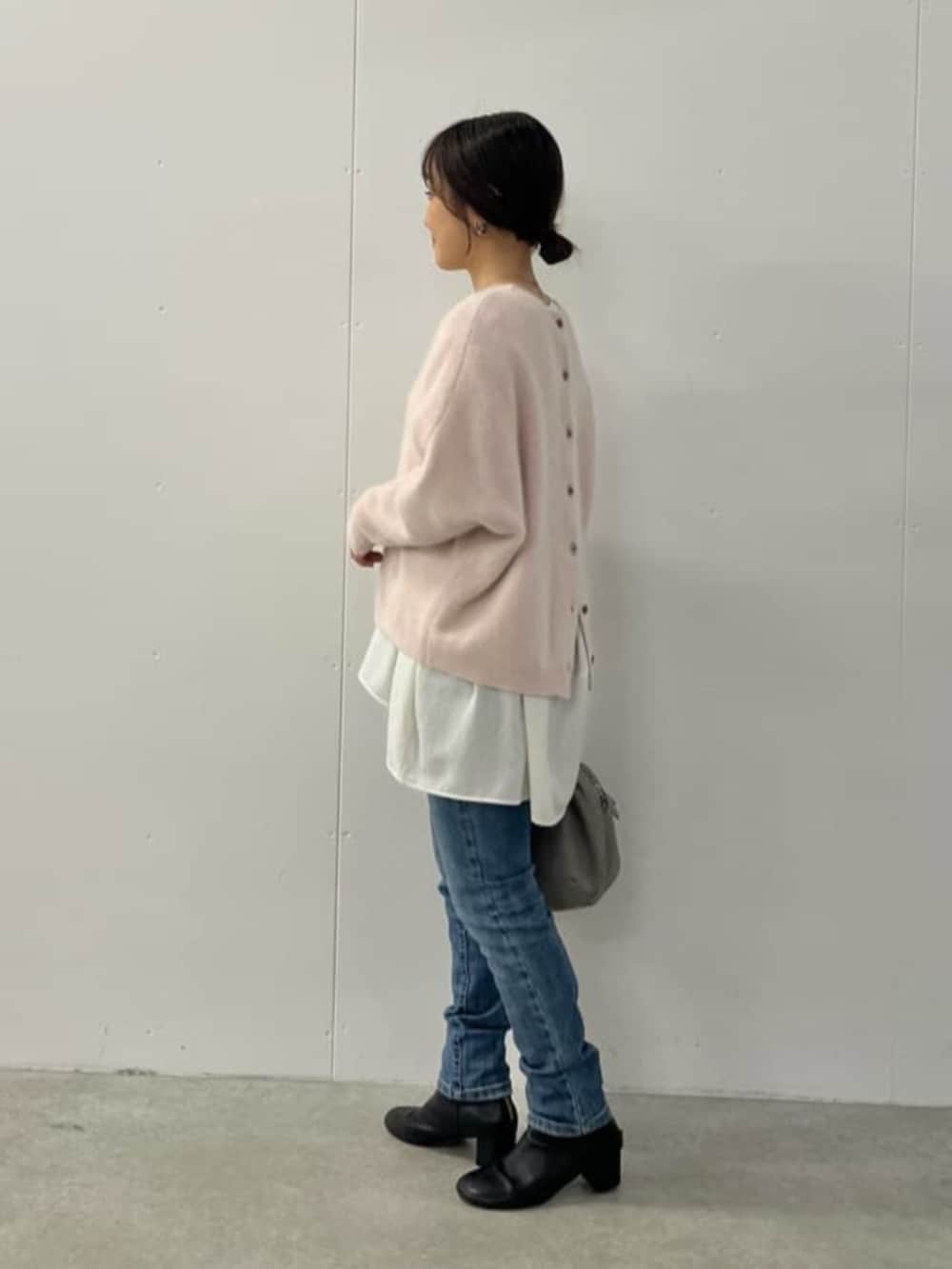 ブルー系のデニムパンツ、ピンク系のニット/セーターを着用したレディースの夏コーディネートの3枚目の写真
