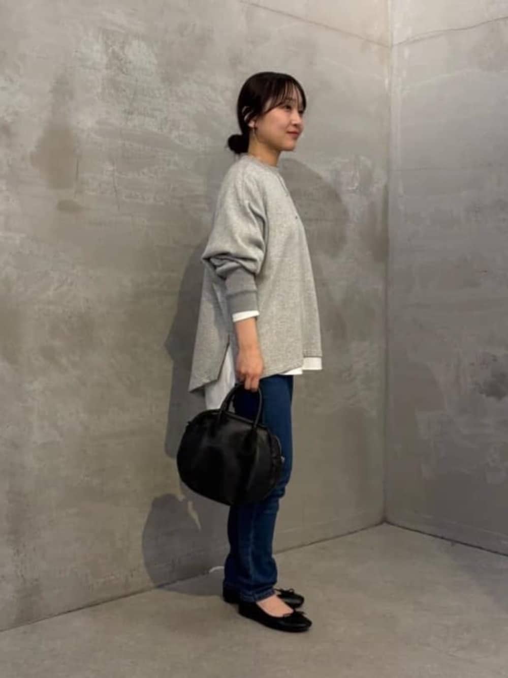 ブルー系のデニムパンツ、グレー系のTシャツ/カットソー、ホワイト系のシャツ/ブラウスを着用したレディースの夏コーディネートの6枚目の写真