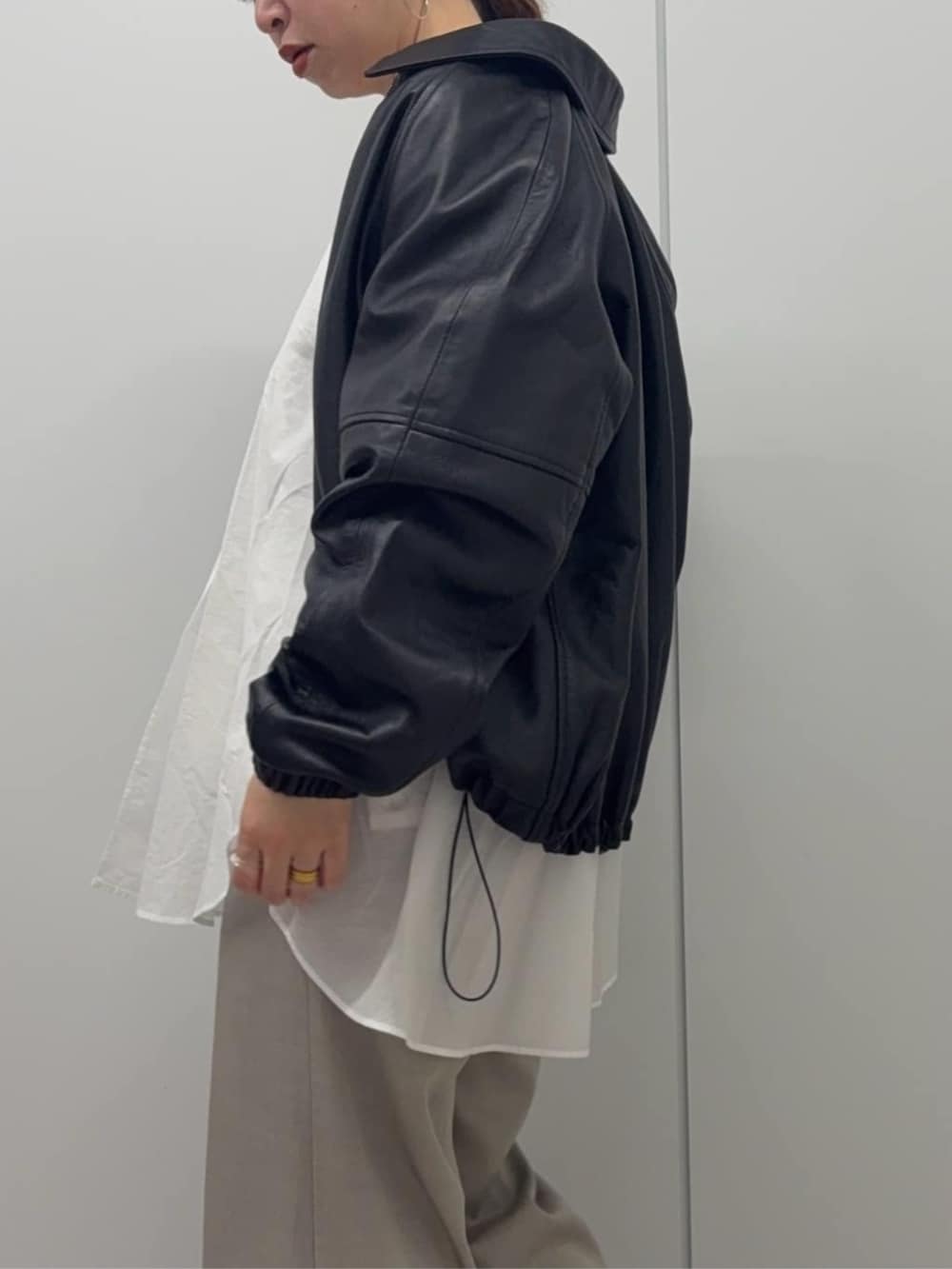 ブラック系のブルゾン、ホワイト系のシャツ/ブラウスを着用したレディースの冬コーディネートの6枚目の写真