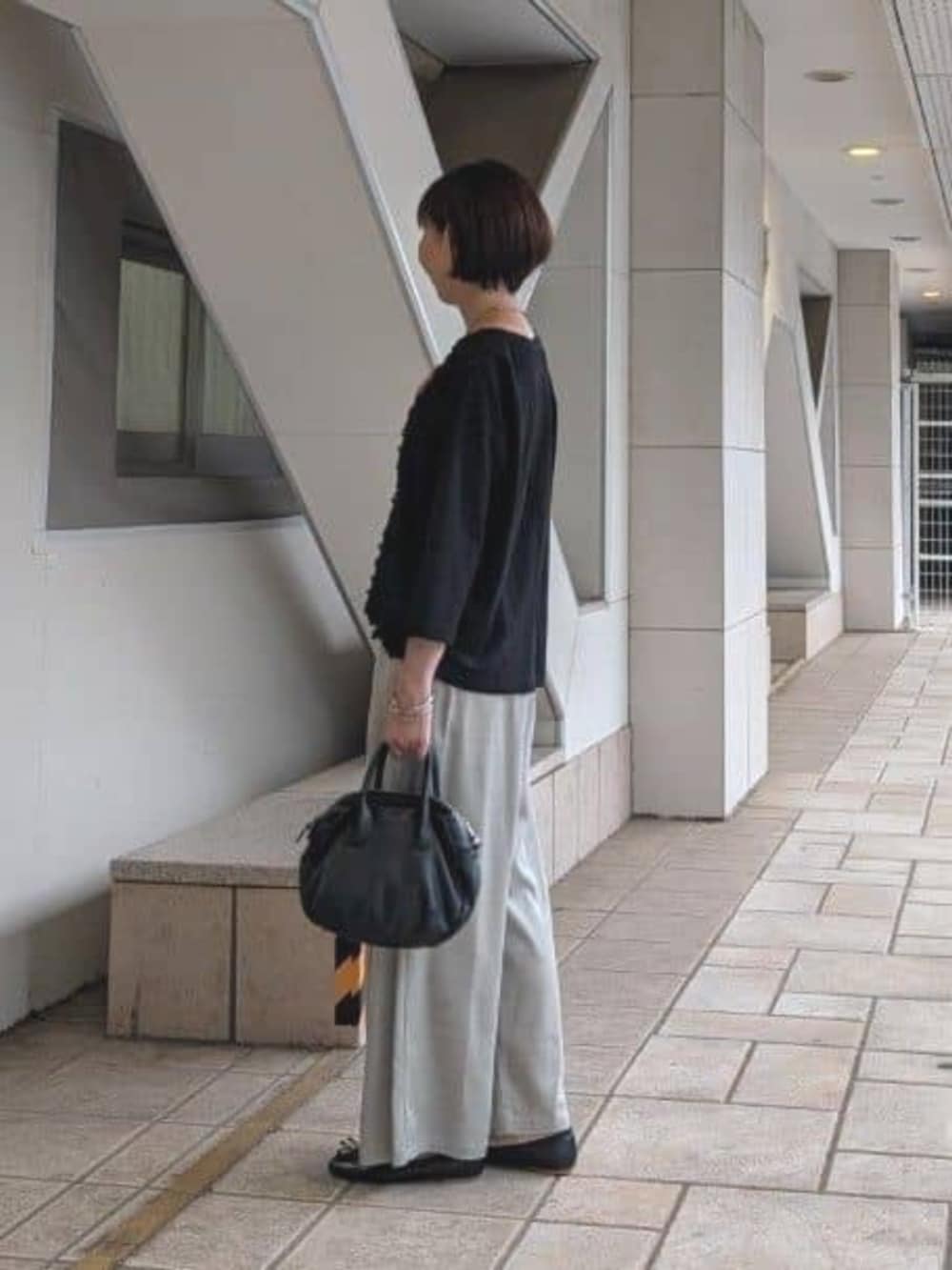 グレー系のその他パンツ、ホワイト系のTシャツ/カットソーを着用したレディースの夏コーディネートの2枚目の写真