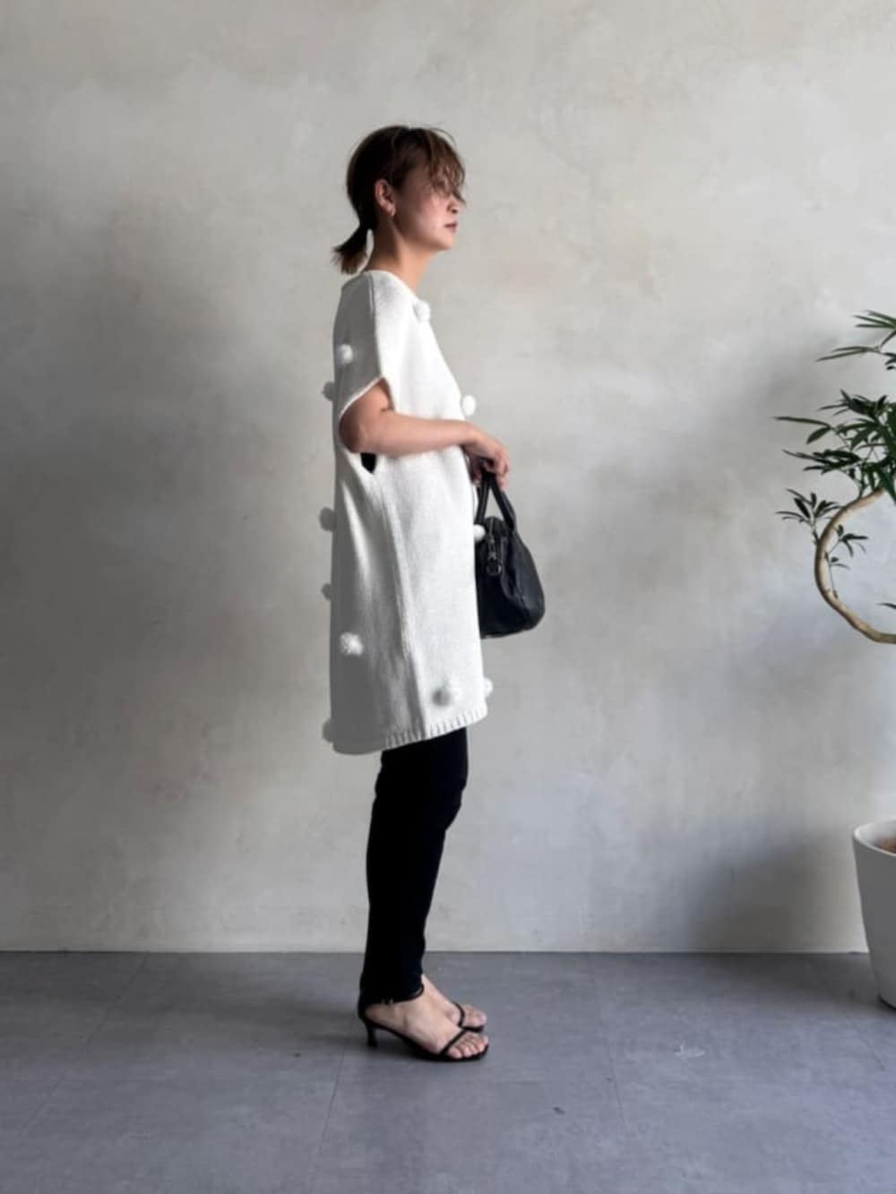 ホワイト系のニット/セーターを着用したレディースの冬コーディネートの4枚目の写真