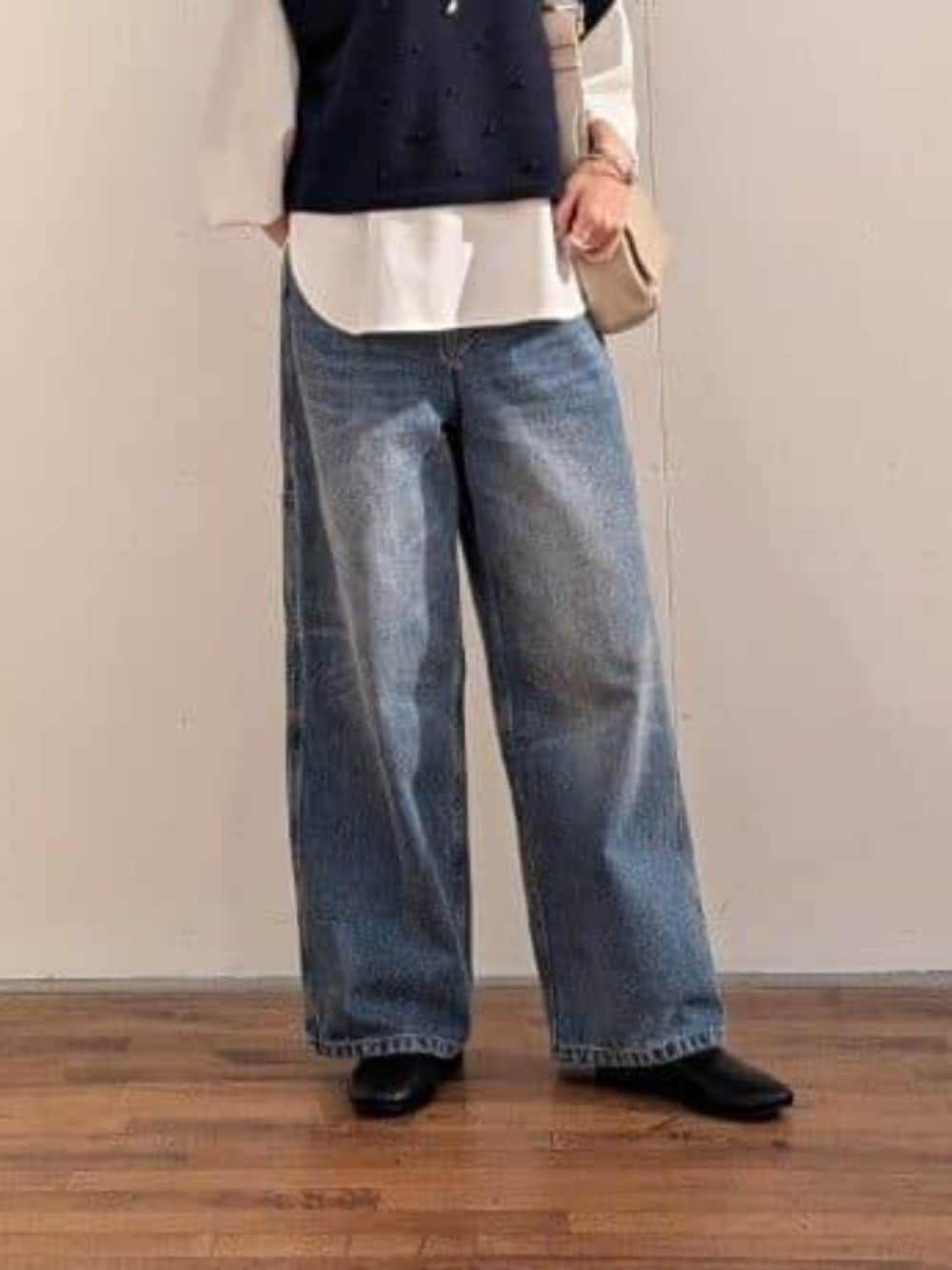ブルー系のデニムパンツ、ホワイト系のシャツ/ブラウス、ブルー系のベストを着用したレディースの秋コーディネートの7枚目の写真