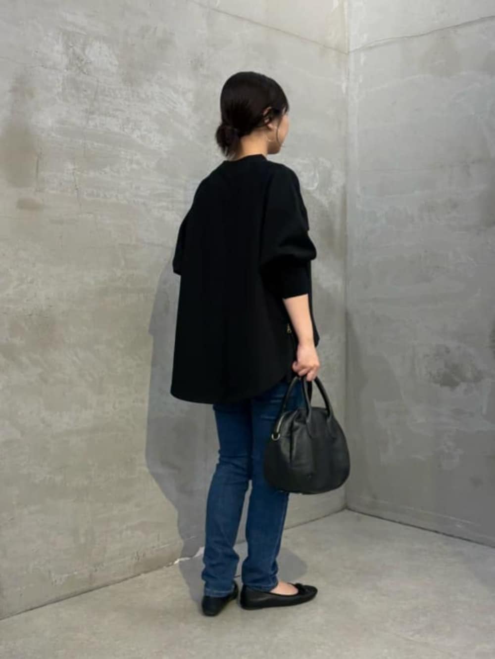 ブラック系のTシャツ/カットソー、ブラック系のキャミソール、ブルー系のデニムパンツを着用したレディースの夏コーディネートの5枚目の写真