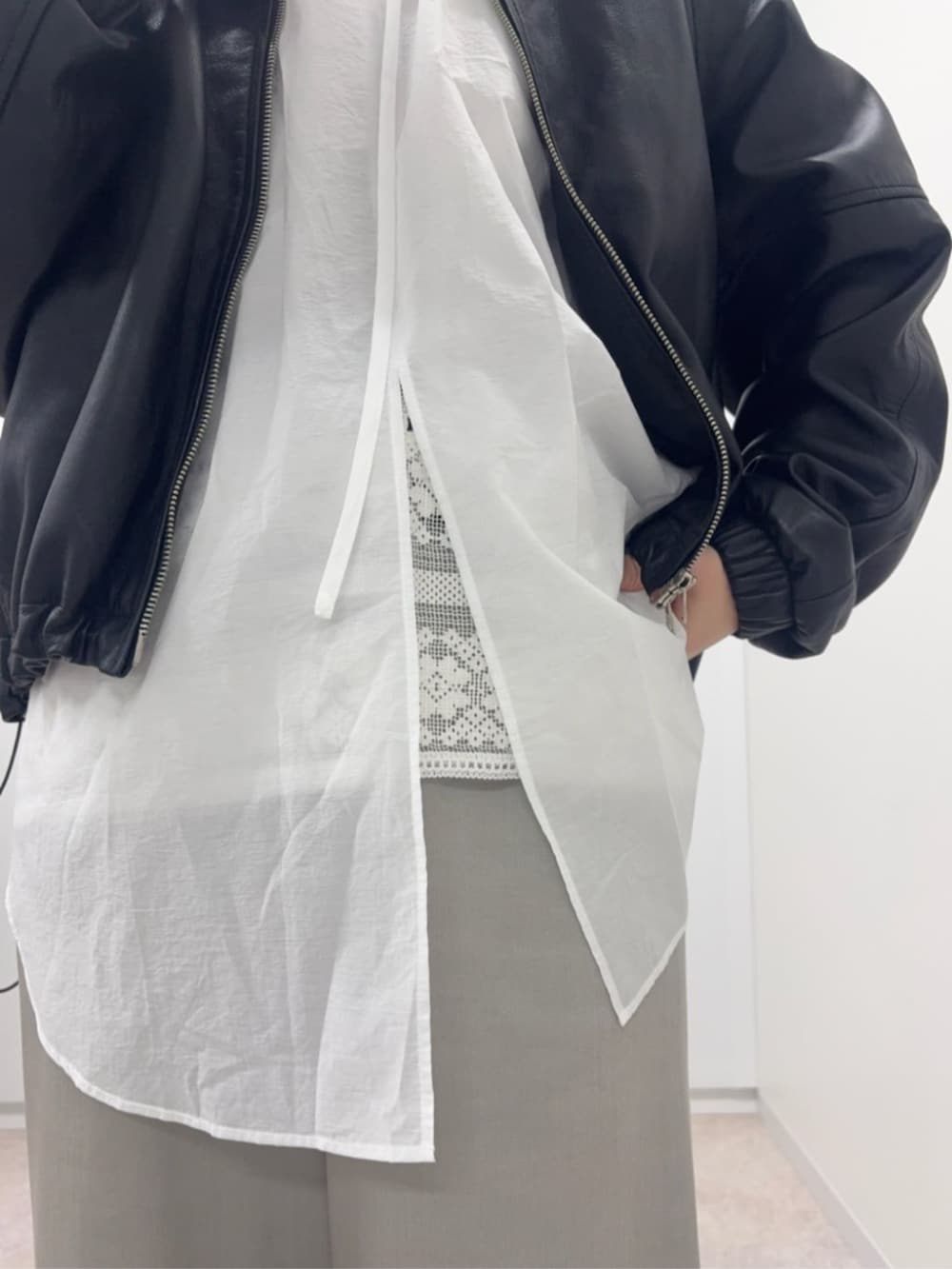 ブラック系のブルゾン、ホワイト系のシャツ/ブラウスを着用したレディースの冬コーディネートの7枚目の写真